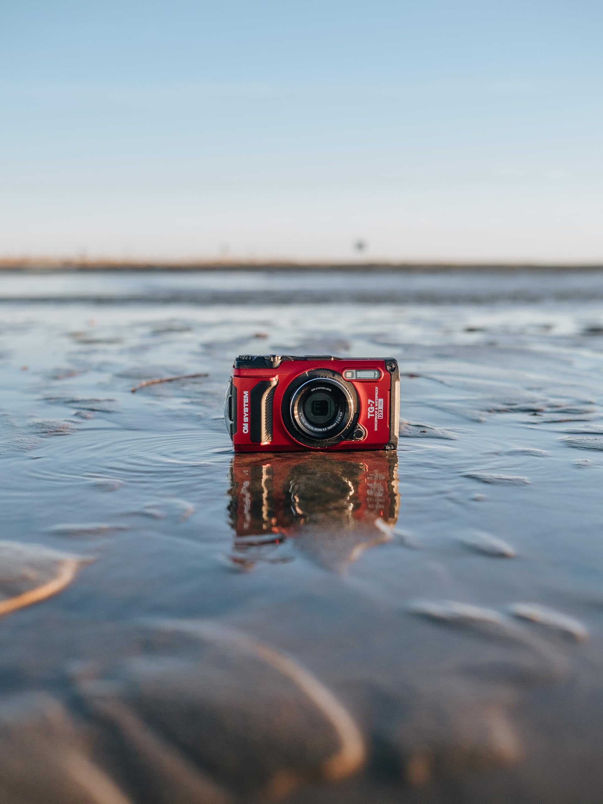 OM System Tough TG-7 Cámara subacuática roja, Impermeable, a Prueba de congelación, Alta resolución Brillante, Video 4K 44x Macro Disparo