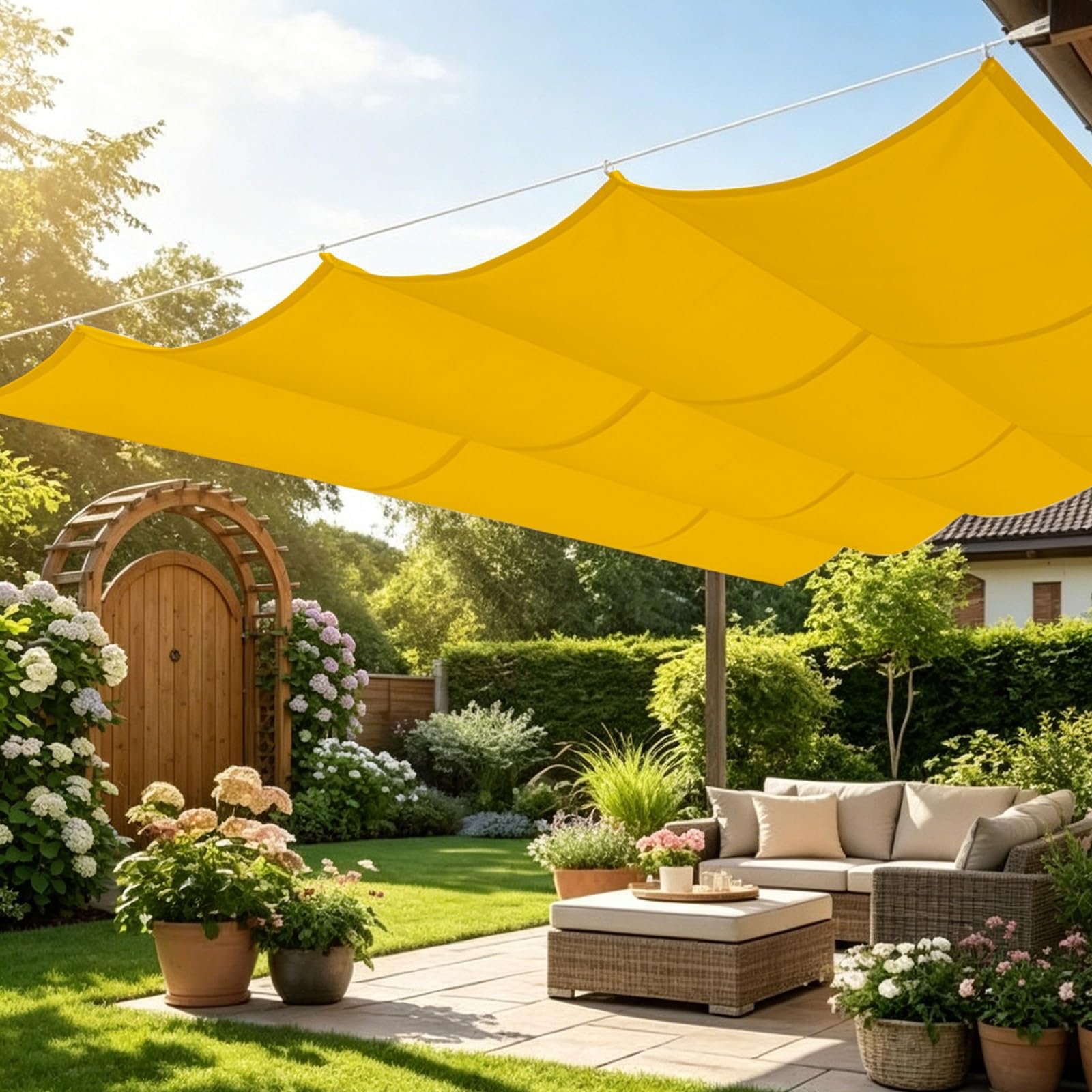 Voile ombrage rétractable vague jaune contre la chaleur et pluie sur terrasse