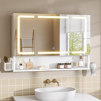 Badezimmer Spiegelschrank mit LED-Beleuchtung & Steckdose Badezimmerschrank mit 3 T ren & Verstellbarer Ablage Spiegelschrank Bad mit HD-Spiegel Ber hrung Sensorschalter 80 16 60 CM Wei  [Energy Class G]