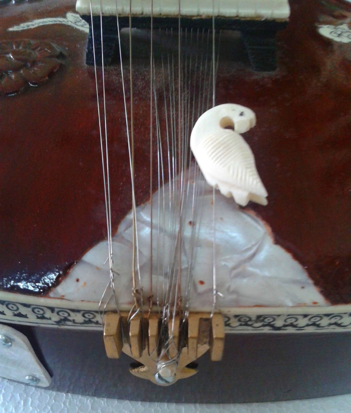 bella mano intagliato Sitar indiano in palissandro scuro. tagliare via il design, Acoustic elettrico.