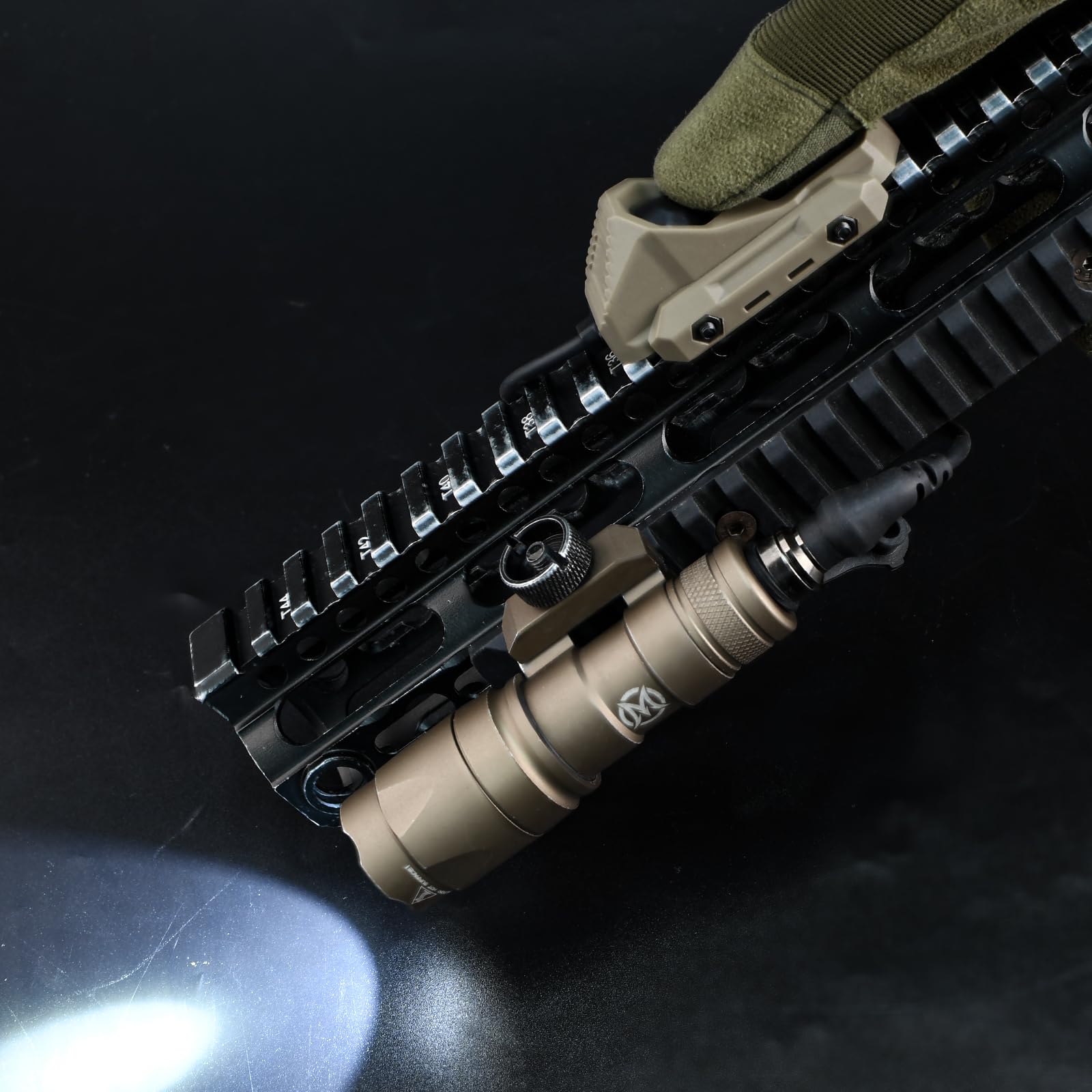 M300A Lampe de poche LED Torche tactique 600 Lumens,Lumière Scout légère pour mlok Keymod 20mm Picatinny Rail System (Marron)