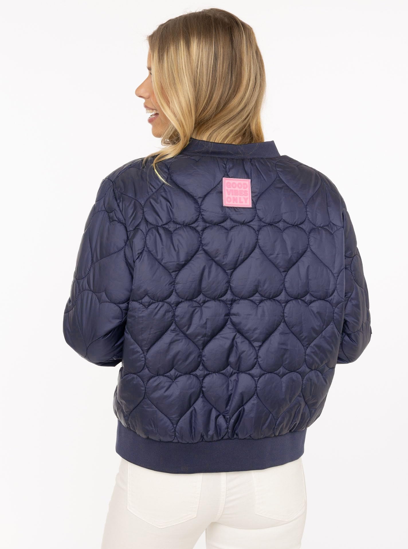 Zwillingsherz Damen Steppjacke mit Herzmuster – Leichte Bomberjacke – Kurze Übergangsjacke für Frühling & Herbst – Komfortable Outdoorjacke mit Reißverschluss – Stylische Jacke für Alltag & Freizeit