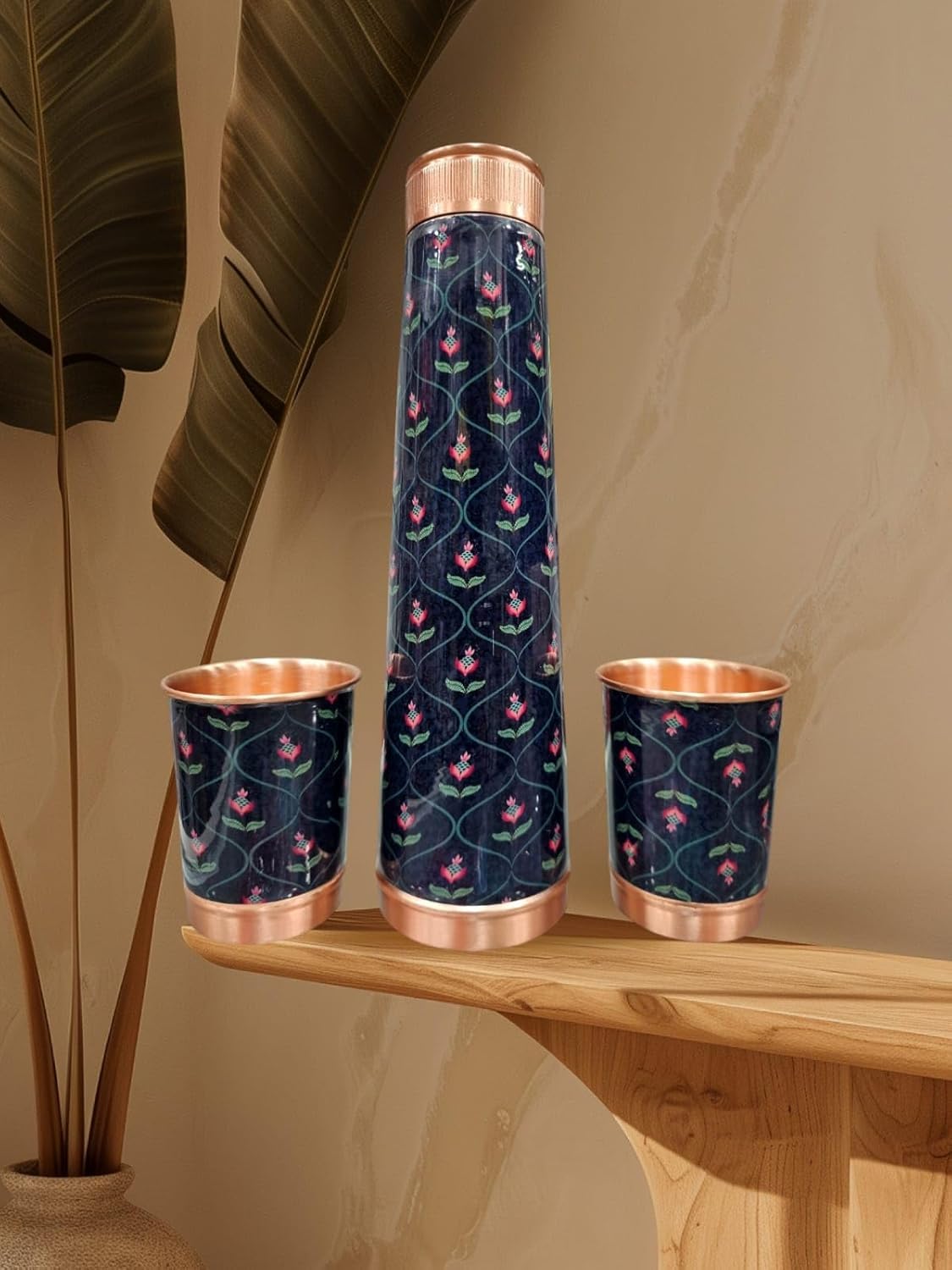 Bouteille d'eau en cuivre avec 2 verres bleus à motif floral gravé - Coffret cadeau - Bienfaits ayurvédiques pour la santé - Bouteille incurvée de 930 ml avec verre de 290 ml