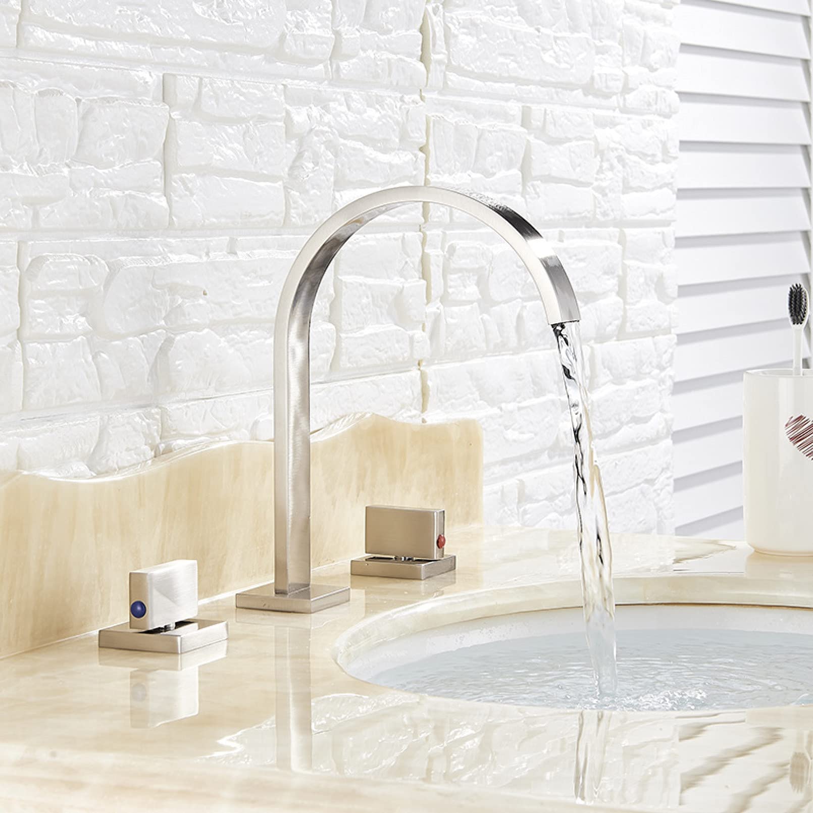Robinet mélangeur eau chaude et froide pour lavabo et routine bien-être du matin