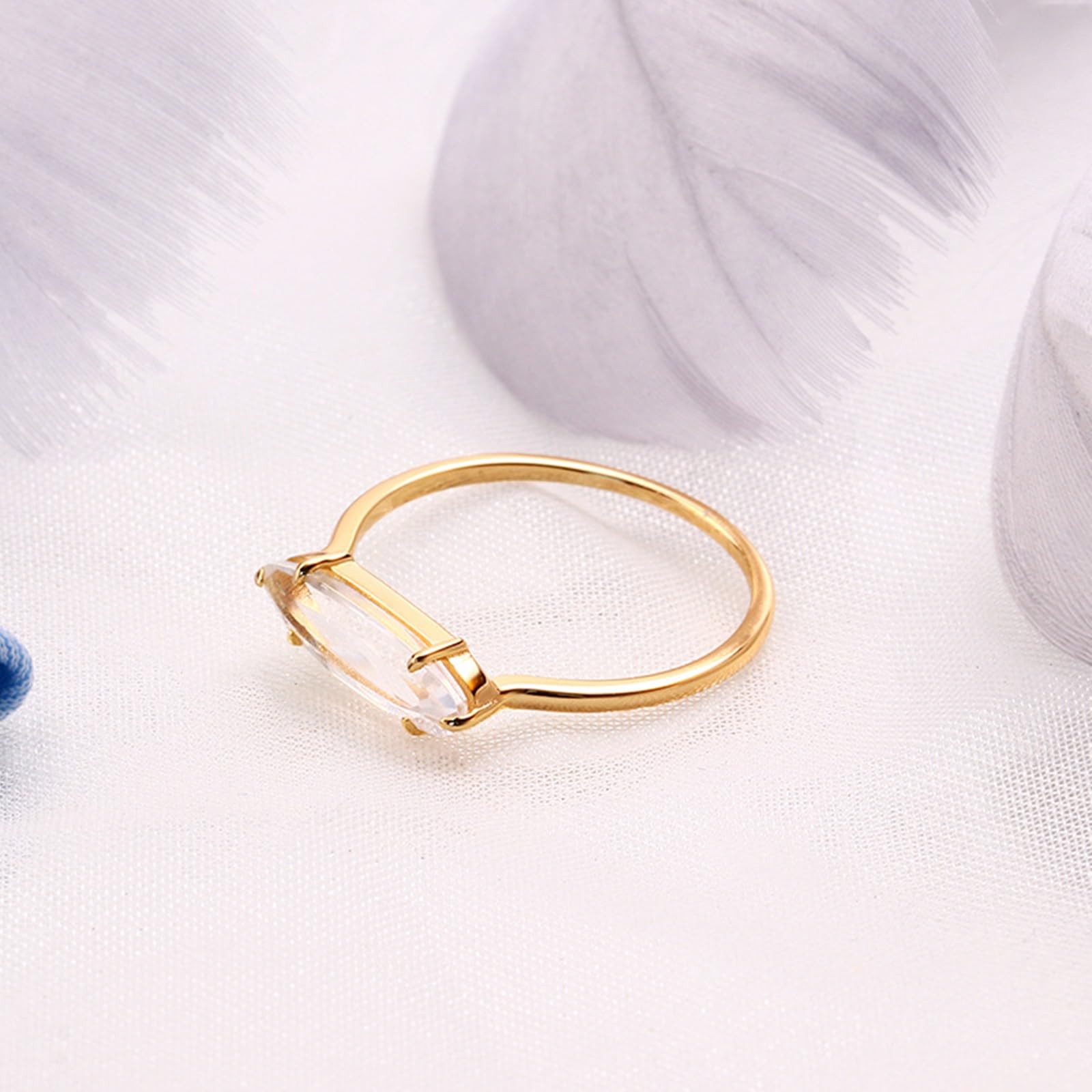 Damen Gelbgold Frauen Dünner Solitärring mit Marquise-Form Moissanit