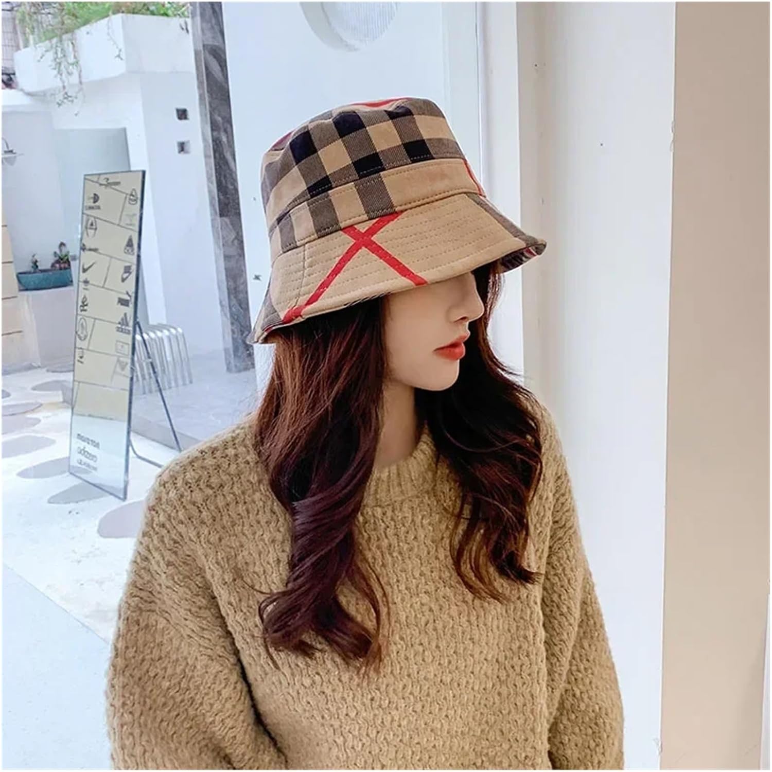 折りたたみ可能なチェック柄のレディースフィッシャーマンズハット。冬のカジュアルな暖かさと日焼け防止効果。タイダイ染め。