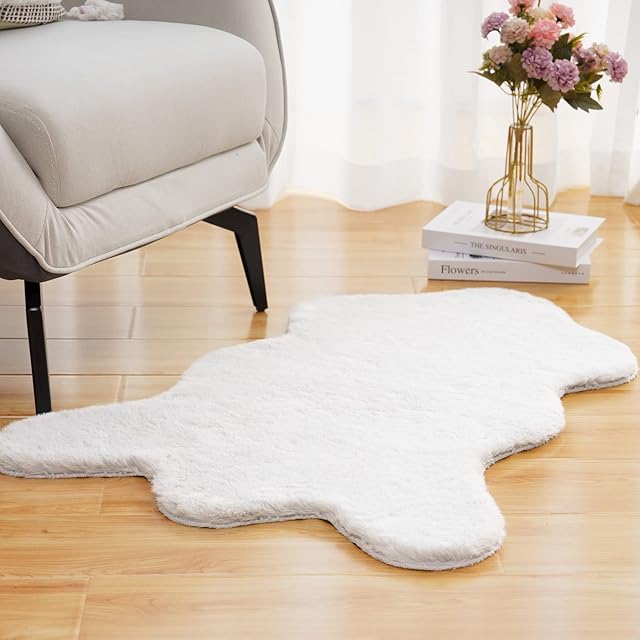 Vamcheer Faux Rabbit Fur Rug - White Faux Fur Fluffy Rug for Living Room Indoor Floor Area Rug for Playroom Bedroom 800GSM Cute Soft Rug for Children Kids Washable Carpet Non-Slip (White, 60x90cm)