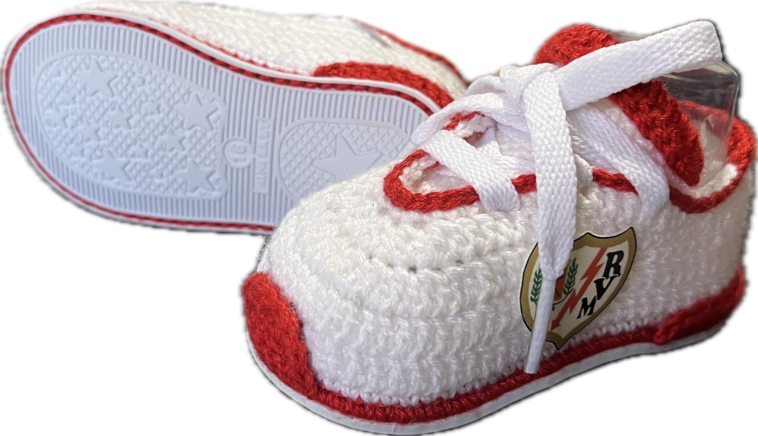 Patucos Futbol del Rayo Vallecano para bebe recien nacido de ganchillo o crochet. Personalizados con el escudo de tu club, disponibles en tallas 0-12 meses. Te regalamos el nombre del bebe grabado