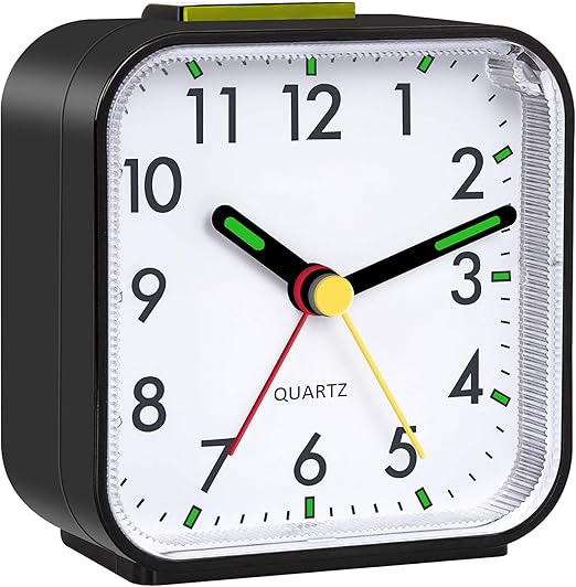 Amazon Co Jp 目覚まし時計 置き時計 卓上時計 連続秒針 クロック アナログ式 クオーツ シンプル 大音量 夜光 おしゃれ 静か スヌーズ 電池式 ホーム キッチン