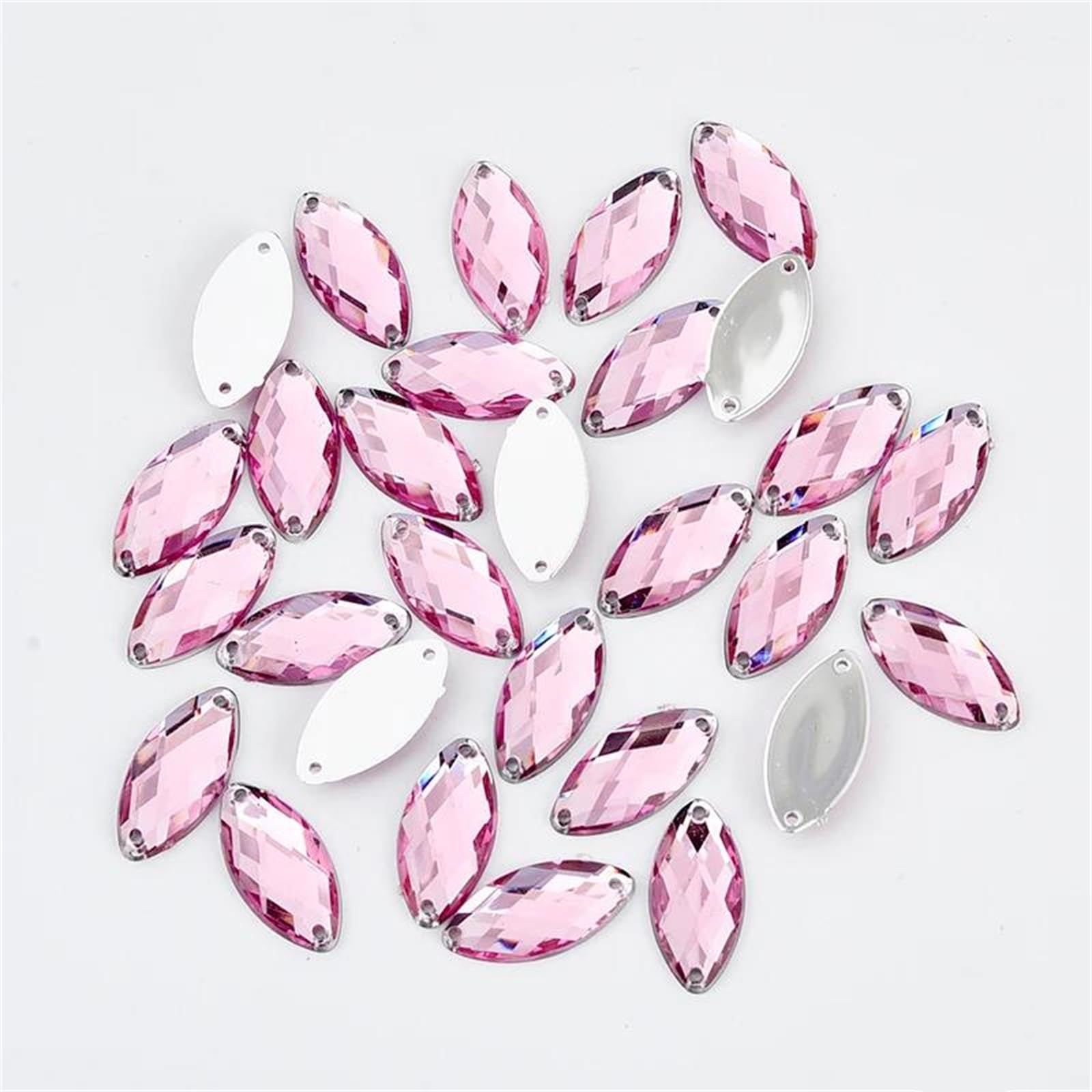 Strass en acrylique à coudre pour réparer un vêtement ou embellir des travaux manuels