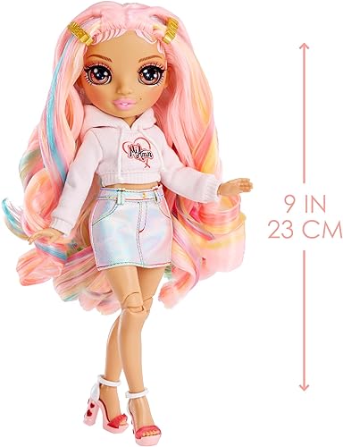 Miniatura 3 de Rainbow High Rainbow Junior High Edición Especial Kia Hart - Muñeca de moda rosa posable de 9 pulgadas con accesorios y mochila suave de