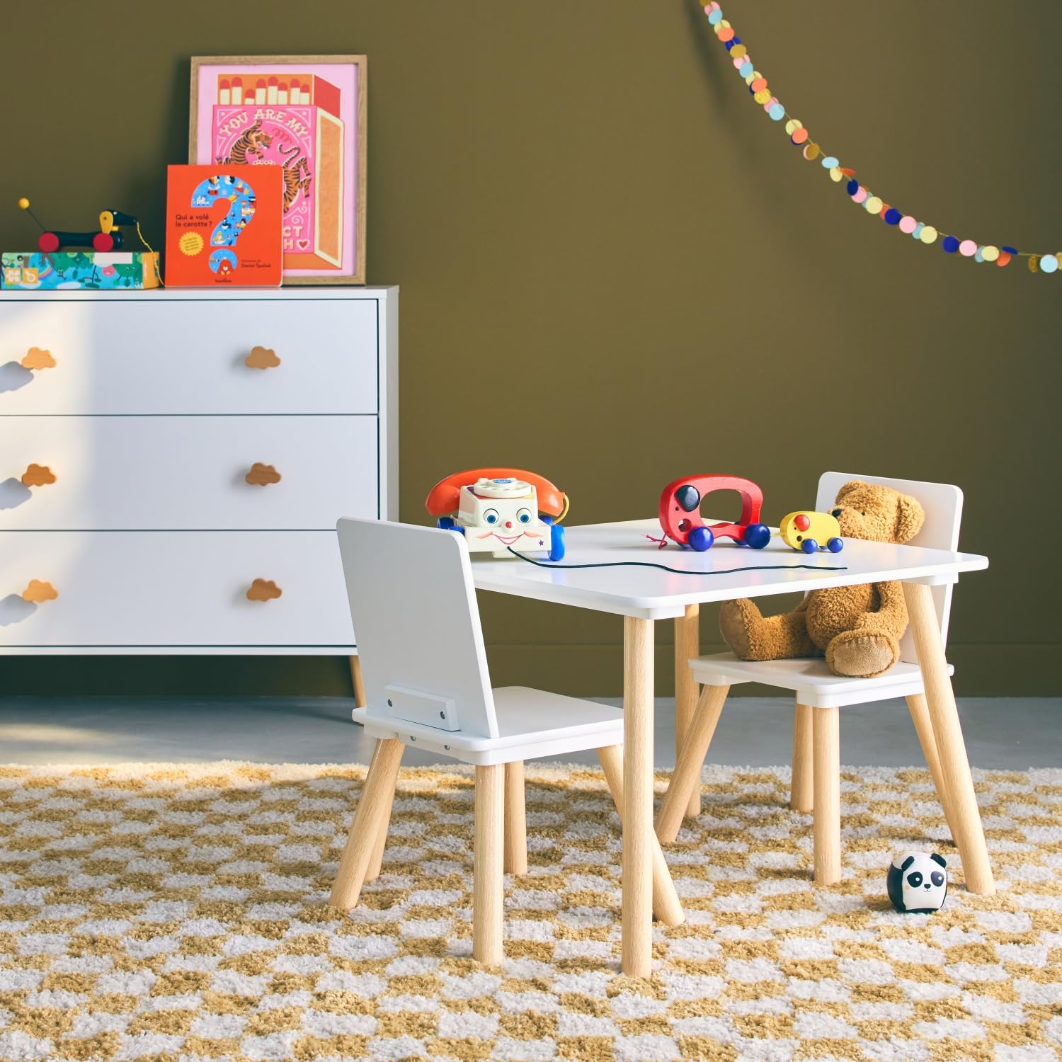 sweeek - Table carrée Enfant avec 2 chaises. Pieds en pin. Blanc