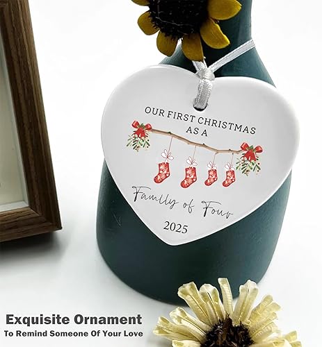 Miniatura 6 de ZVMIS Adorno navideño en forma de corazón 2025, nuestra primera Navidad como familia de cuatro adornos de cerámica, regalo de corazón para nuevos