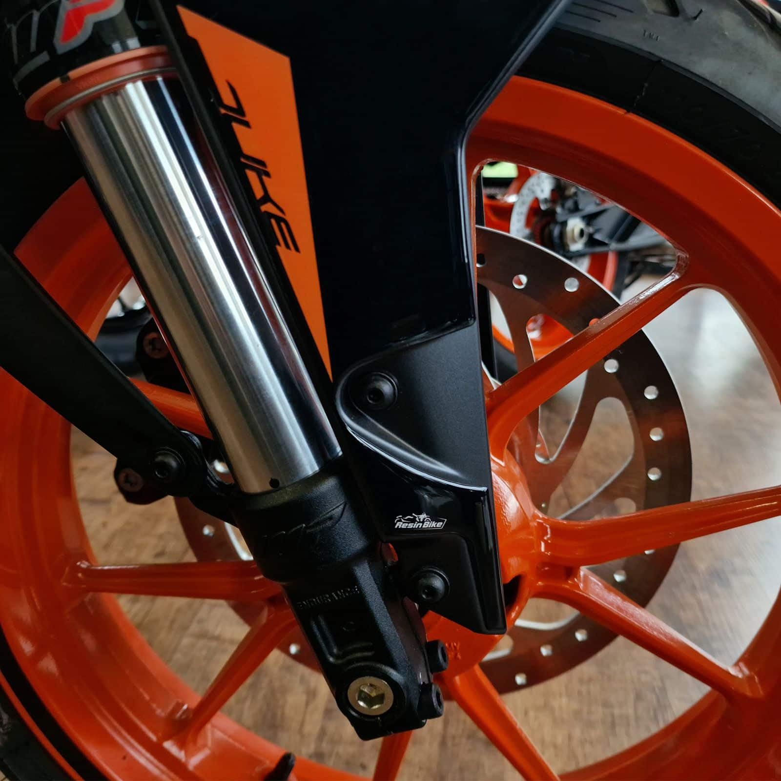 Resin Bike Adesivi Moto Compatibile con KTM Duke 125 2021-2023. Protezione Parasteli Forcella Antigraffio e Antiurto. Adesivi Resinati 3D Made in Italy