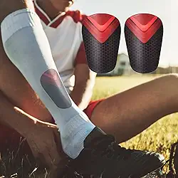 2 mini caneleiras de futebol, equipamento de proteção extra pequeno para mulheres, homens, meninos, meninas, jogadores de futebol (vermelho, preto)