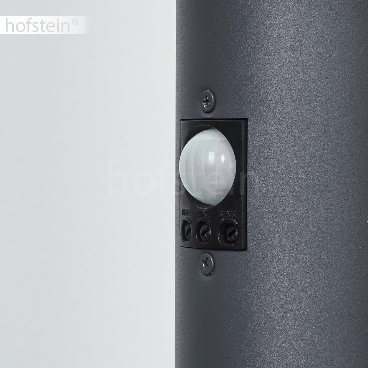 HOFSTEIN Lampada da strada Caserta, lampada da esterno con sensore di movimento e presa in metallo/plastica antracite/bianco, lampada da esterno per giardino, esterno, cortile, terrazza, altezza 80 cm