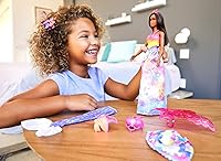 Vista 2 de Barbie Dreamtopia Dress Up Doll Set de regalo, aprox. 12 pulgadas, morena con 3 modas