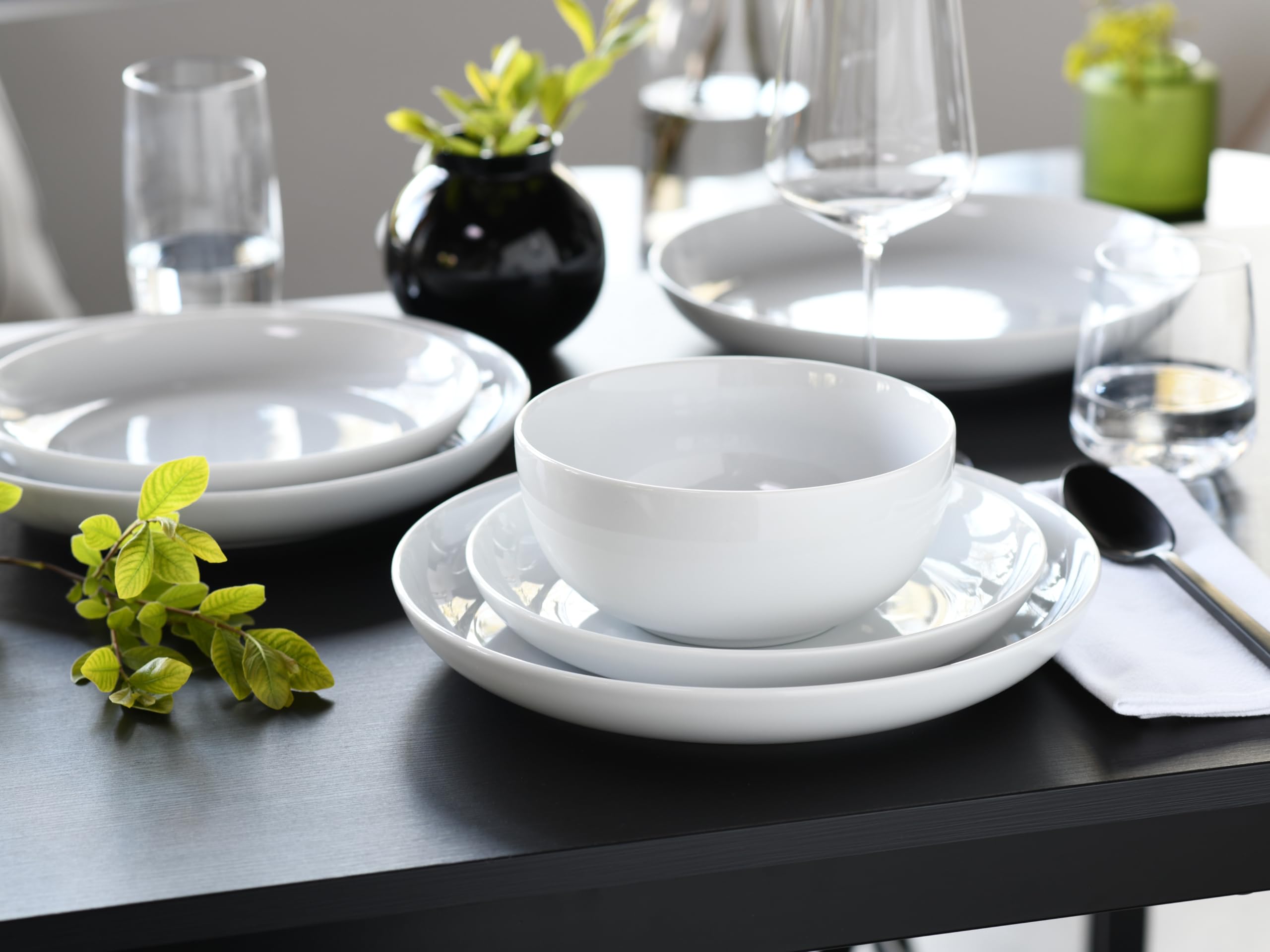 Creatable, 22556, Serie Allround Weiss, 12-teiliges Geschirrset, Teller Set aus Porzellan, spülmaschinen- und mikrowellengeeignet