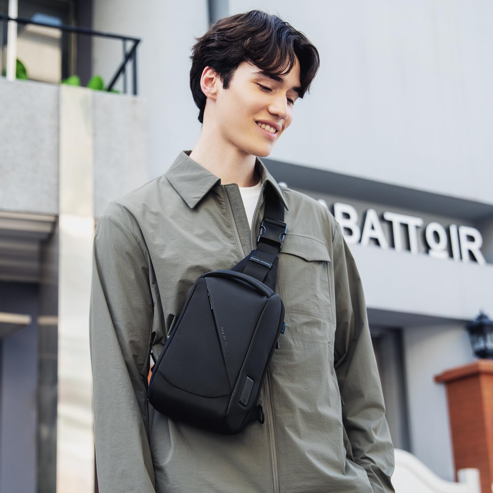 Muzee Mark Ryden - Borsa a tracolla ultraleggera da uomo, con porta USB e tasca antifurto RFID, impermeabile, per escursioni, lavoro | Ultraleggera