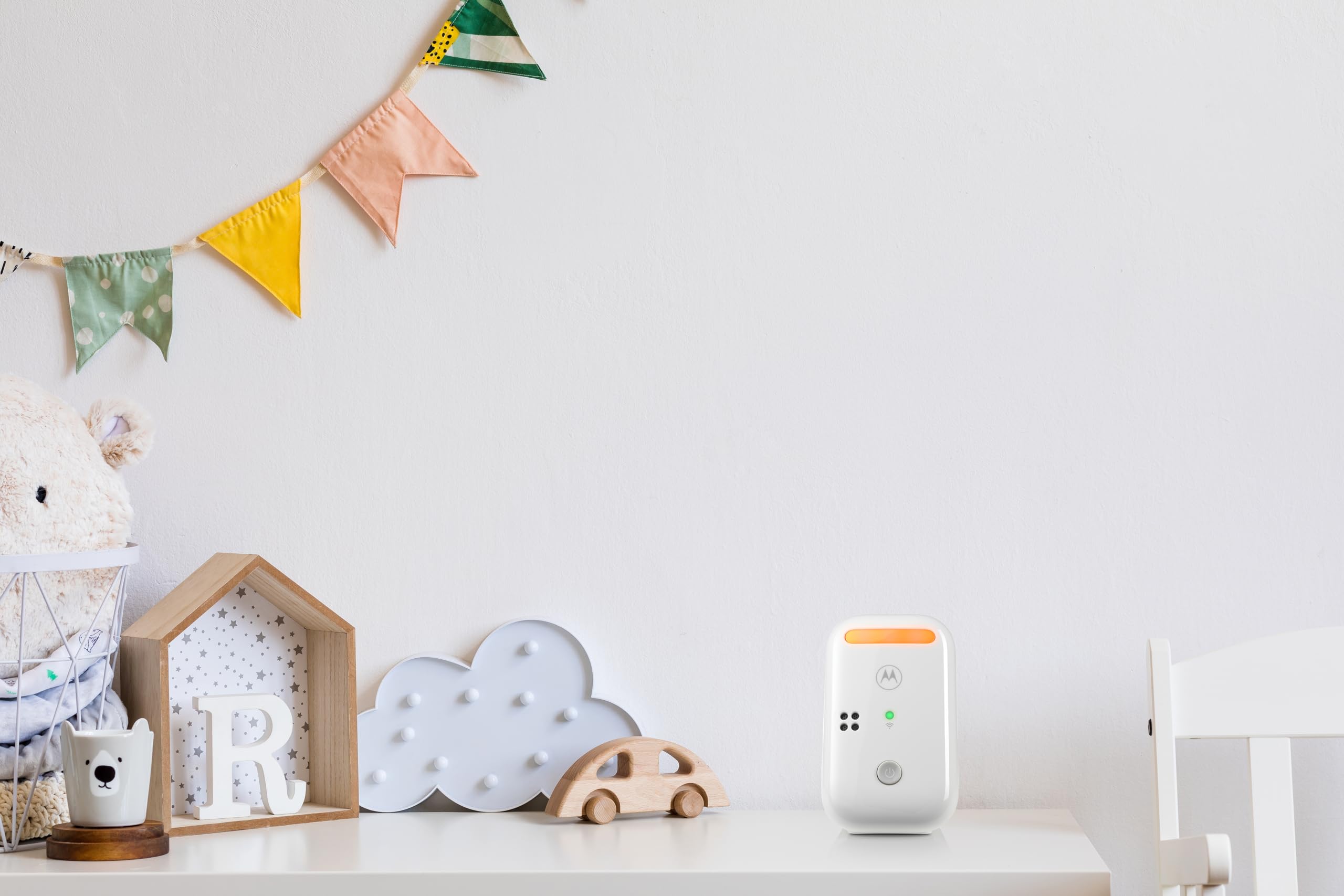 Motorola Nursery Vigilabebés PIP11 con Canciones de Cuna, Luz Nocturna, Monitor de Temperatura, Habla Bidireccional, Micrófono de Alta Sensibilidad, Alcance hasta 300m, Pantalla LCD