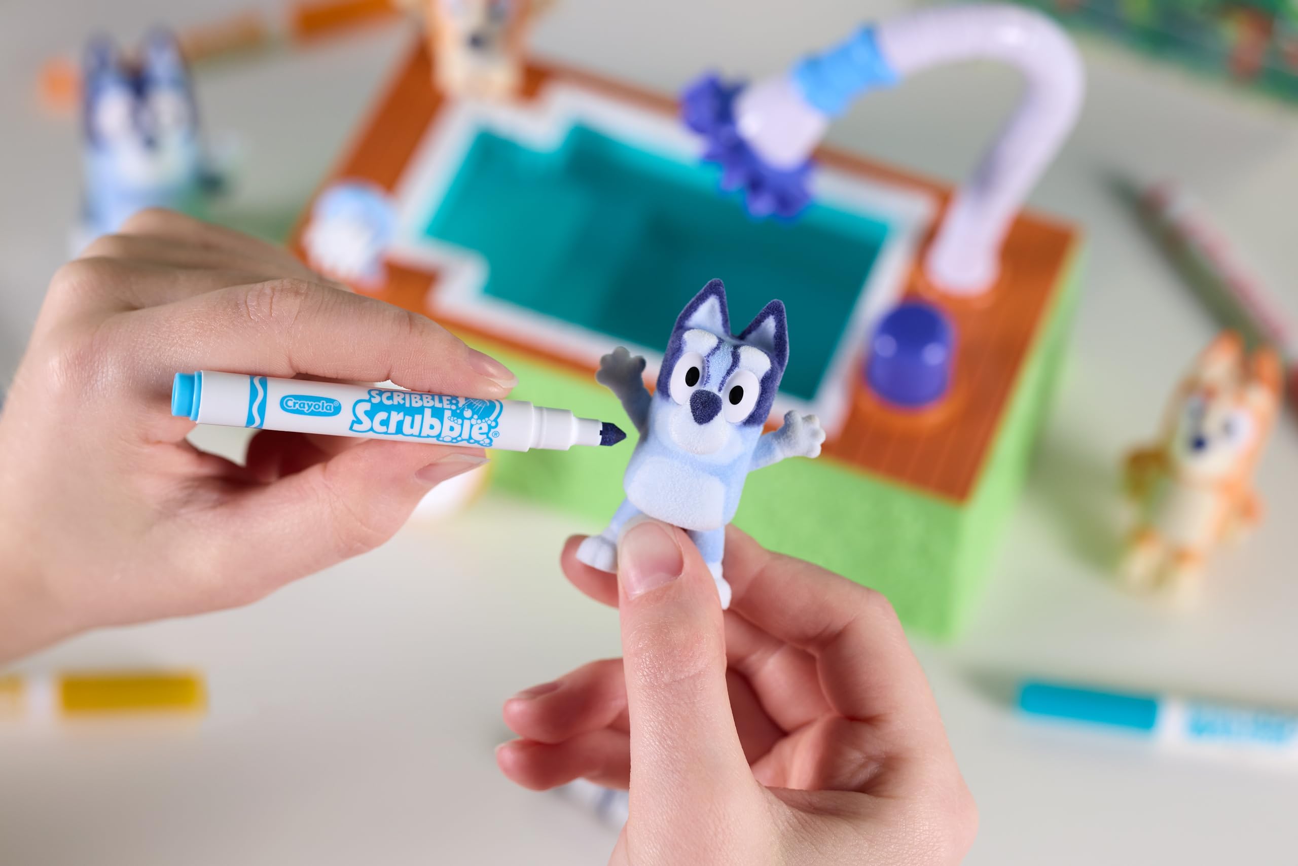 Crayola - Washimals Bluey, zestaw kreatywny zawierający basen i 5 szczeniąt, 8 flamastrów zmywalnych, działający basen, koło ratunkowe, szczoteczkę, zabawa i prezent dla dzieci, od lat 3, 74-0257