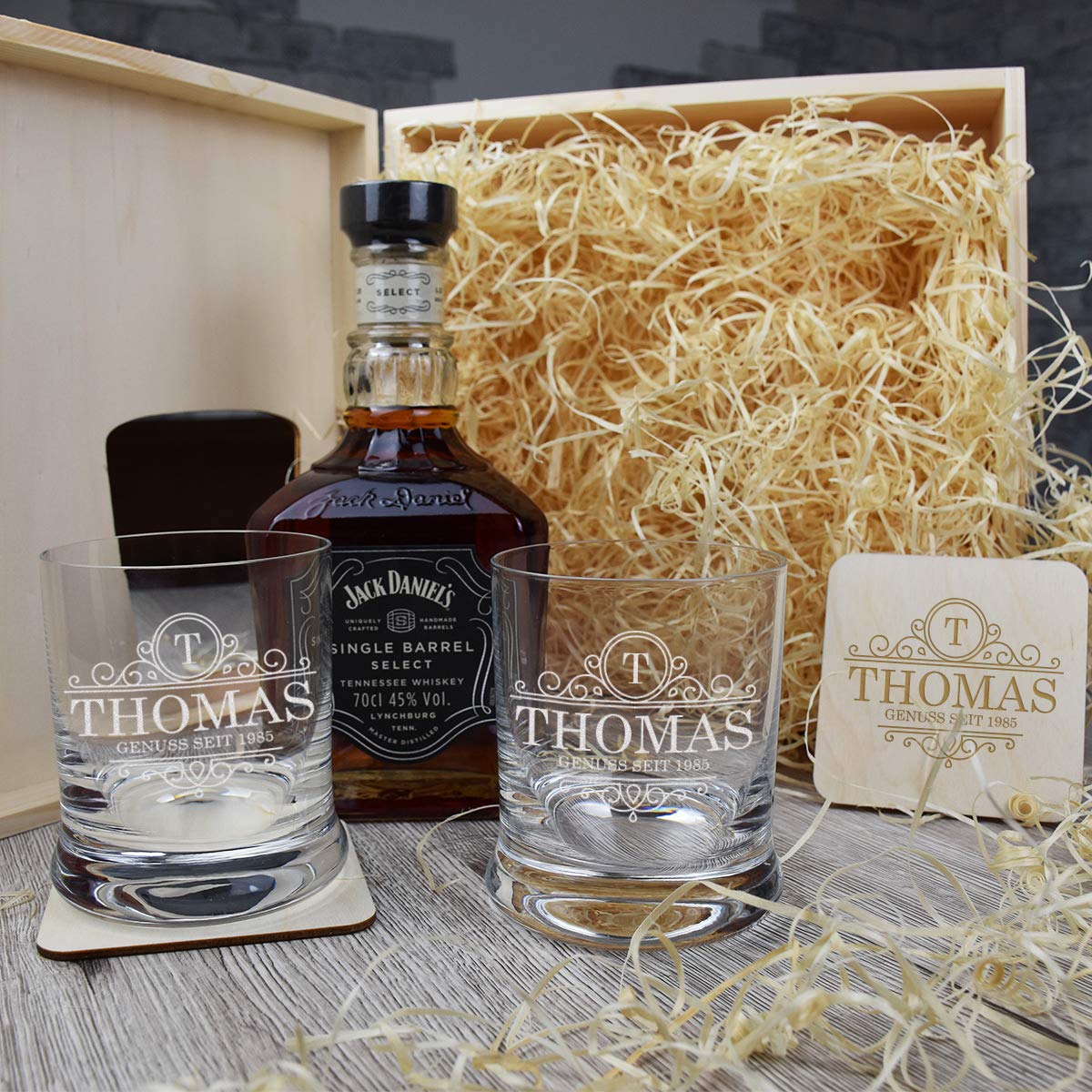 Holzkiste Personalisiert mit Gravur - mit Jack Daniel's Single Barrel Tennessee Whiskey - 6-TLG Whisky Geschenk-Set Motiv - Initial Ornament
