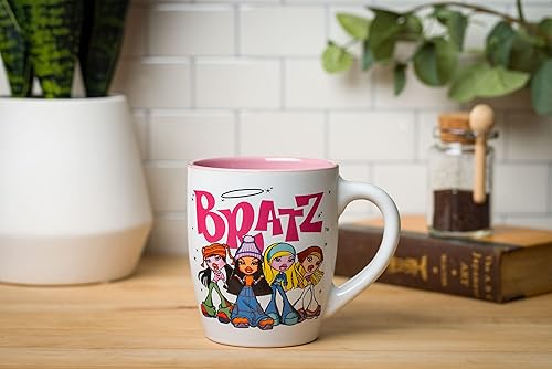 Miniatura 6 de Silver Buffalo Bratz Logo and Group - Taza de cerámica curvada, 25 onzas