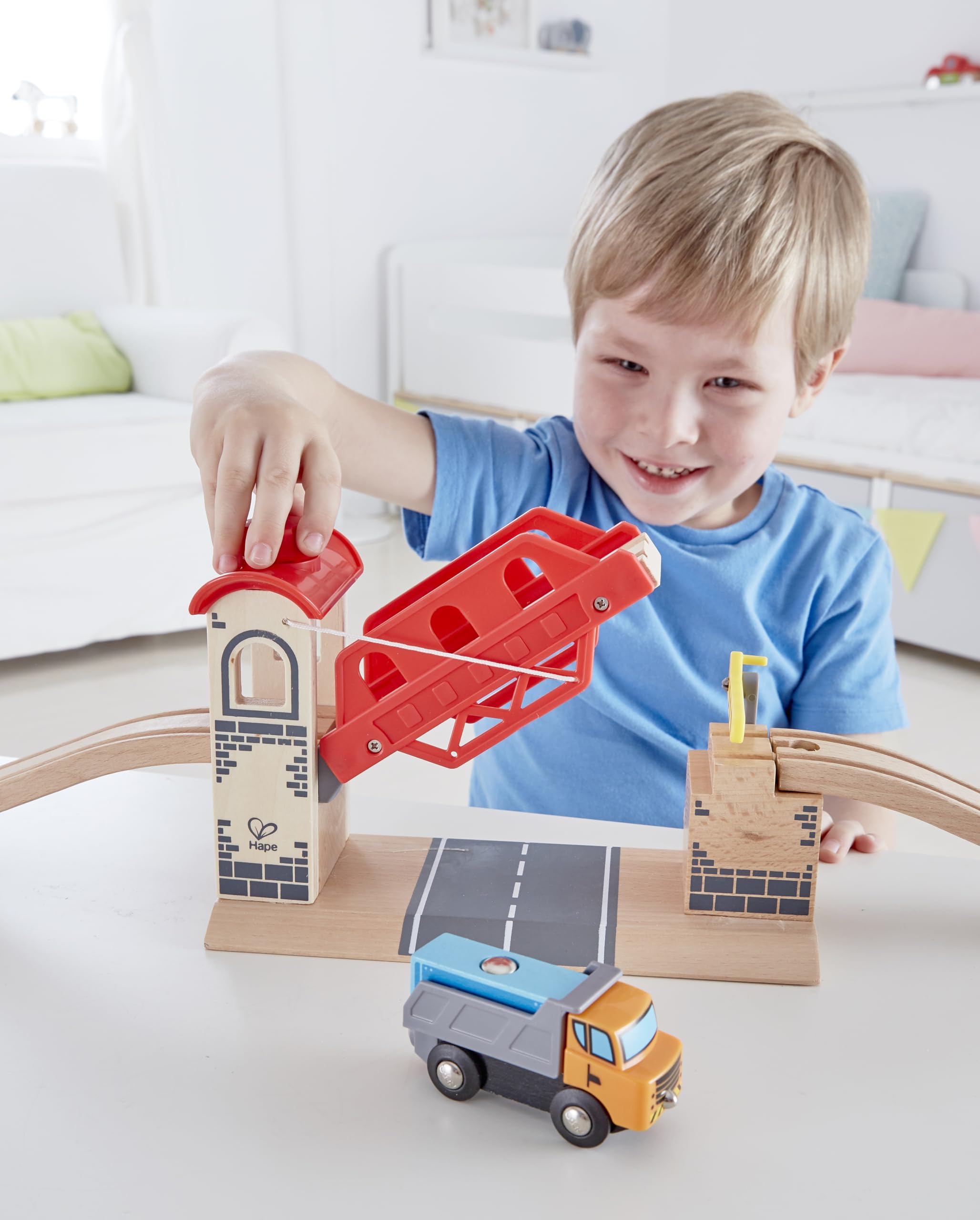 Hape Jouet Pont Levis pour Circuit Train en Bois - Jeu Educatif pour Enfant de Plus de 3 Ans - Système de Molette pour Relever Le Pont - Compatible avec Les Jeux de Marques Traditionnelles