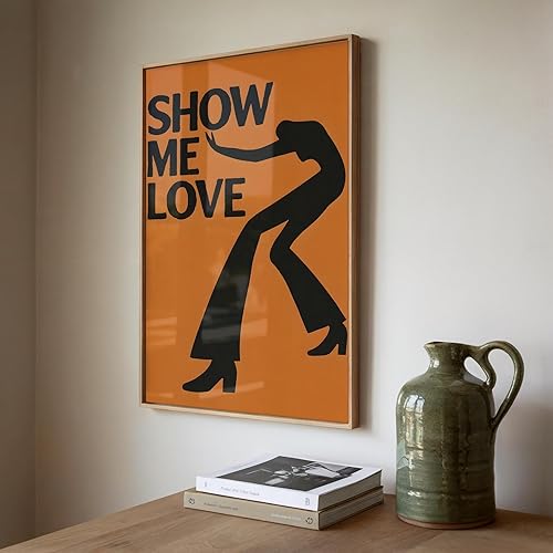 VUVUKU Póster retro de la silueta de la tipografía de los años 70 de Show Me Love