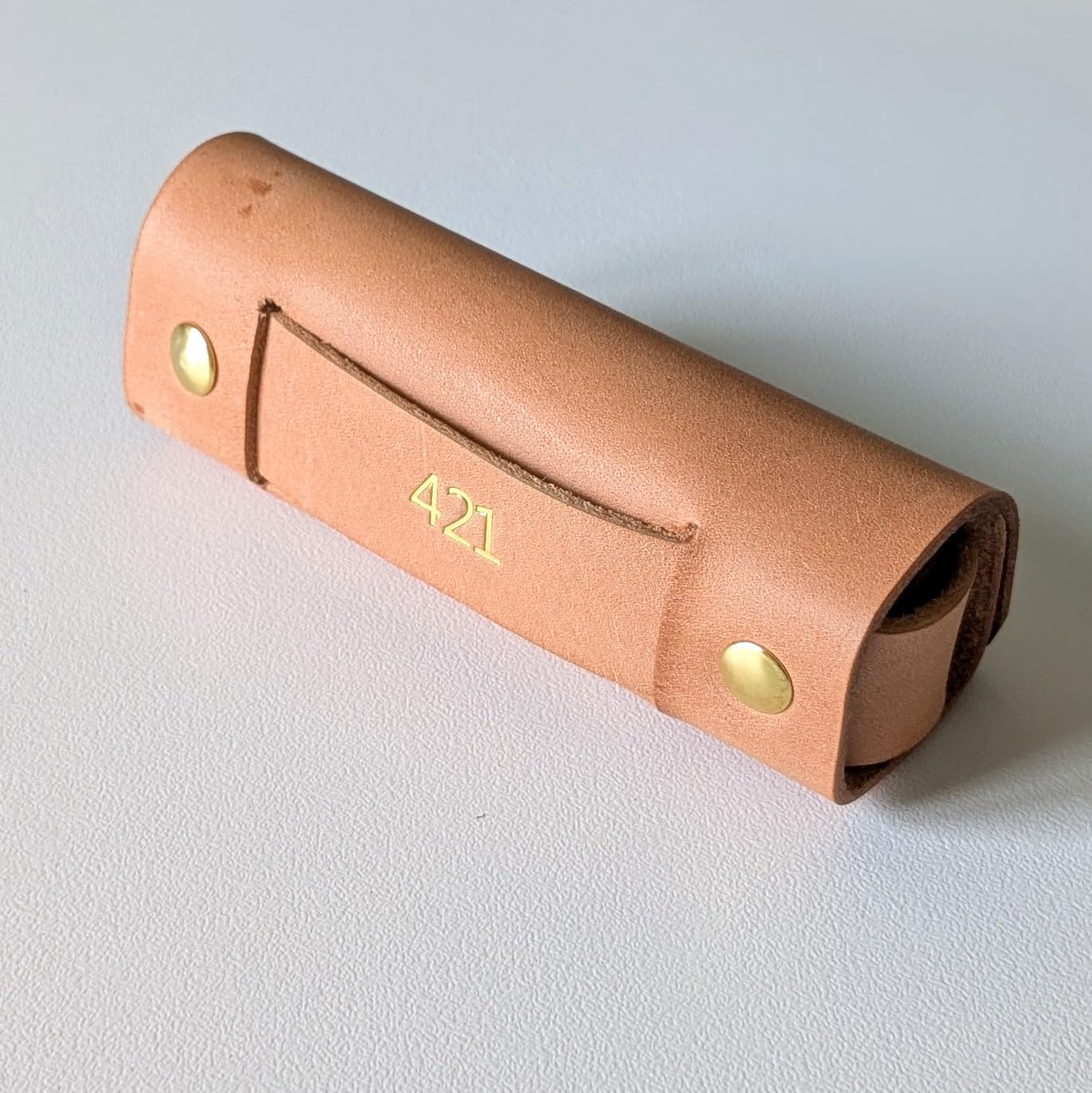 Jeu de 421 dans Un étui en Cuir véritable, fabriqué à la Main en France. Personnalisation pour Cadeau.