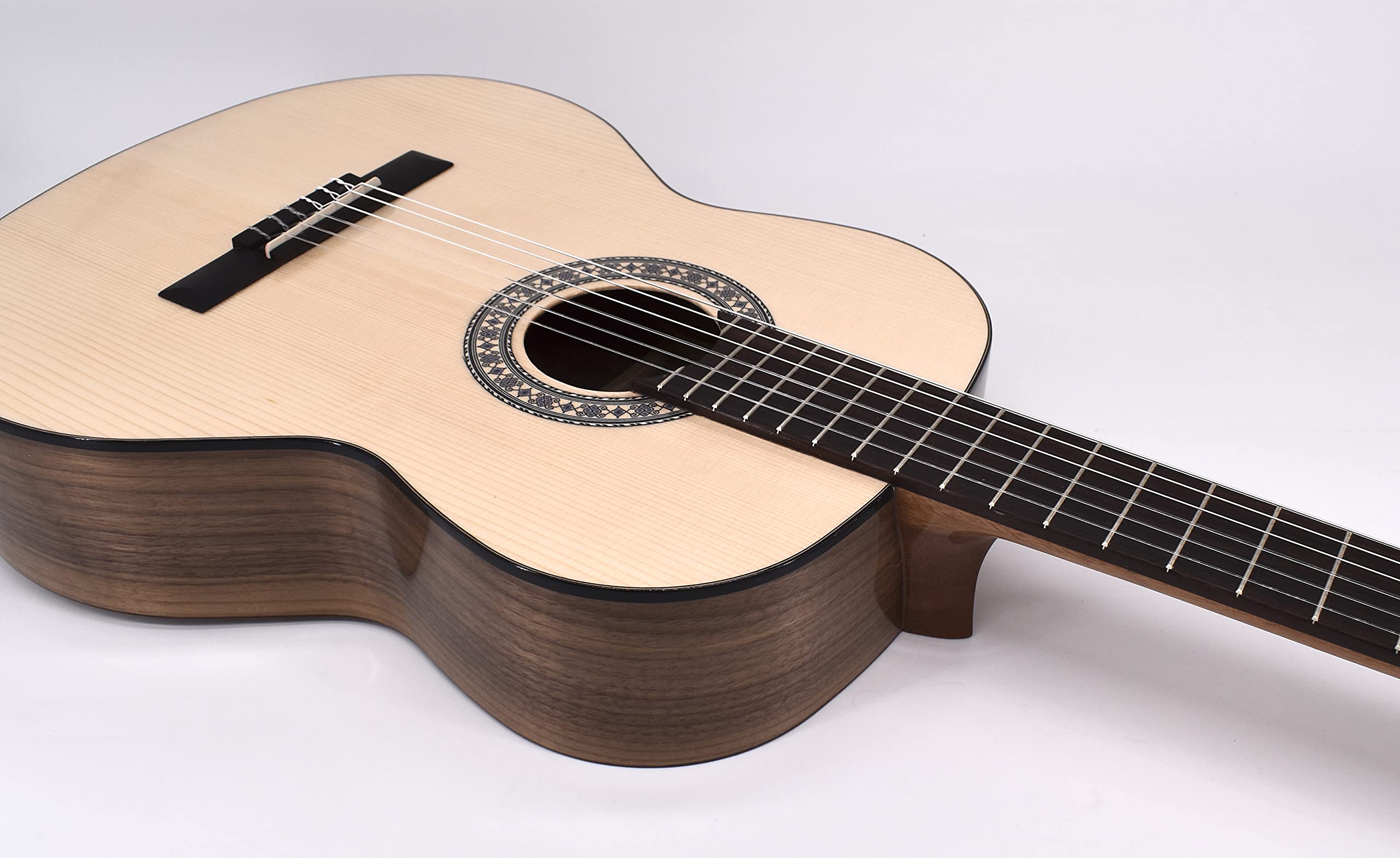 Sevilla Konzertgitarre KG-5000 High Gloss, Größe 7/8 – Hochwertige Akustikgitarre mit massiver Fichtendecke. Professioneller Klang, edle Hochglanzlackierung, Made in Europe, 1258
