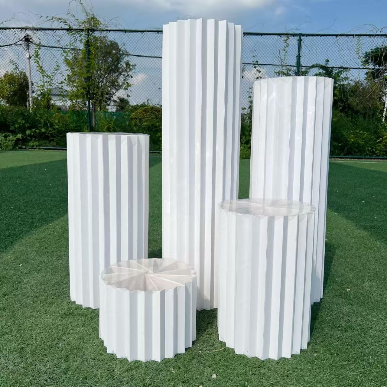 5 vasi Colonne espositive Pieghevoli cilindrici in PVC Bianco per Decorazioni di tavoli per Matrimoni, fidanzamenti e Compleanni, Supporti per Cartone Feste, piedistalli espositori
