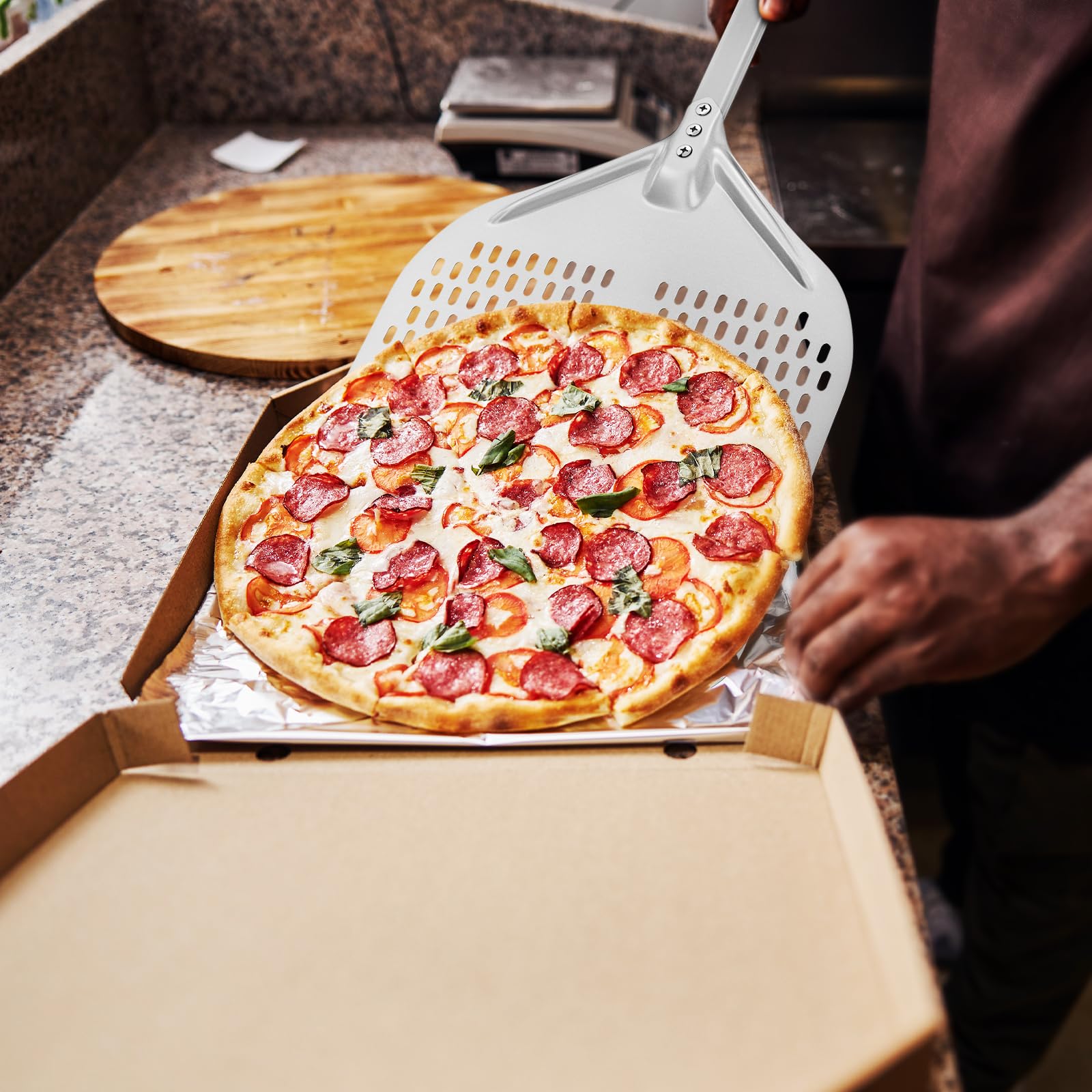 Karboby Pizzaschep, geperforeerd, pizza-peddel van hard geanodiseerd aluminium voor oven voor het bakken van pizza, brood, kleine ronde pizzaschep, 22 cm