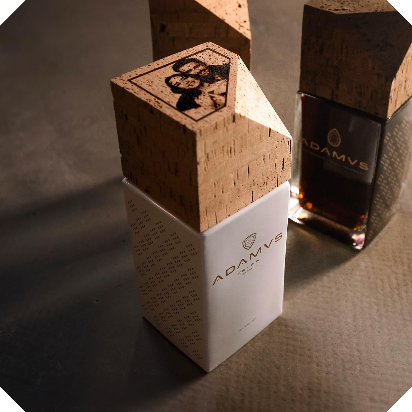 Adamus Ginebra Orgánica Premium Personalizada - 70cl | Ginebra Artesanal con Corcho Personalizado y Botánicos Orgánicos