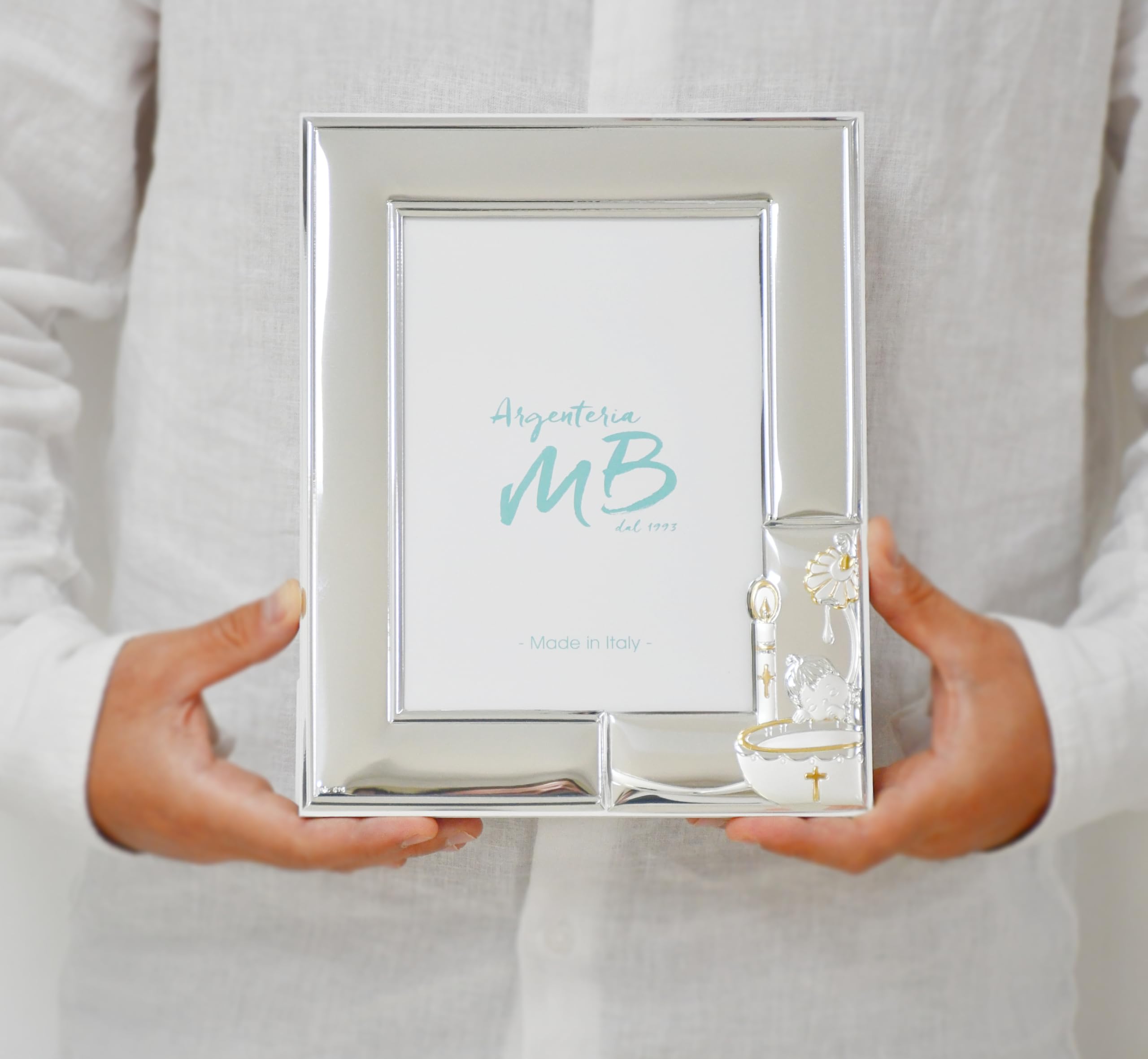 Cornice Portafoto per Il Battesimo Personalizzabile con Incisione del Nome o della Data, Realizzato in Argento PVD con Cero, Bambino, Conchiglia e Fonte Battesimale cm 13 x 18