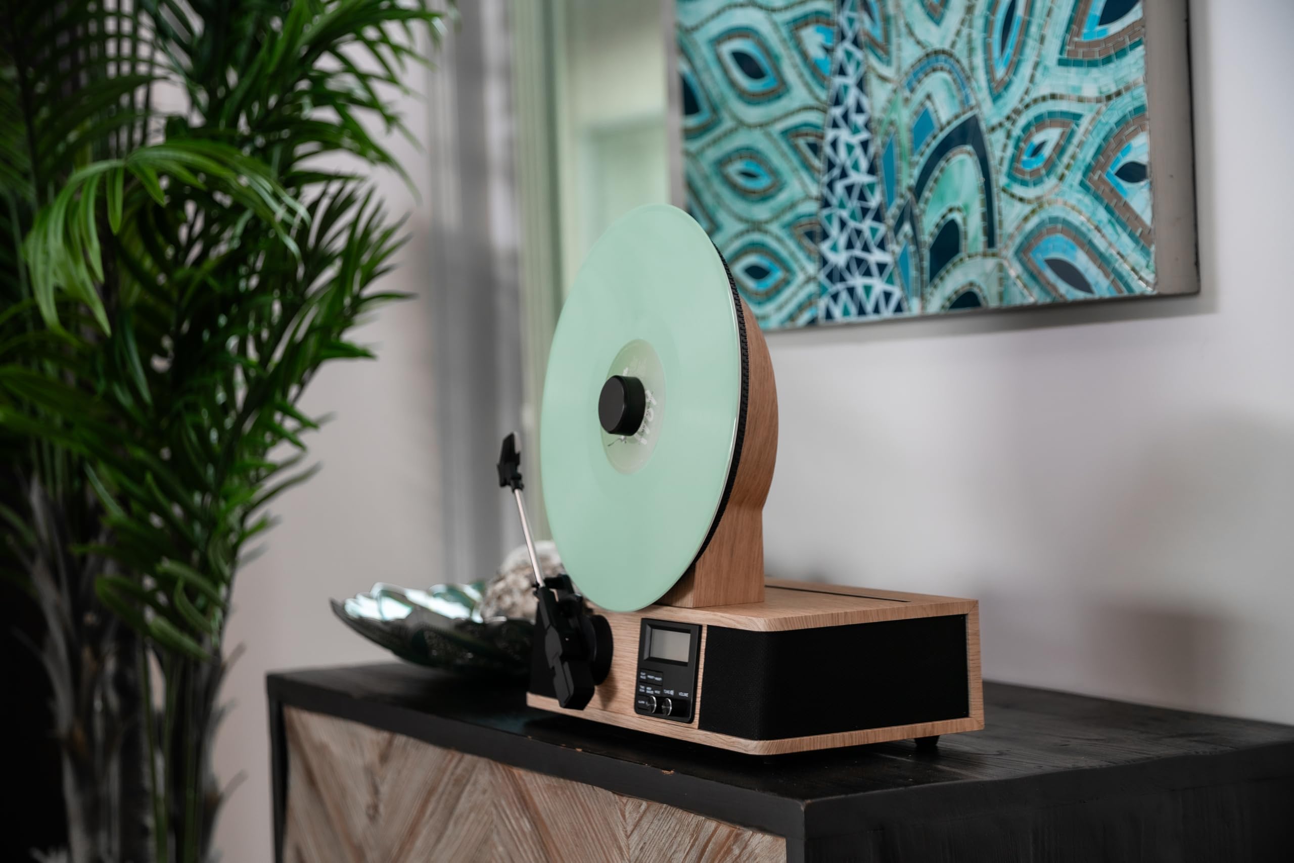 Fuse Giradischi verticale avvolgente con supporto Bult In, lettore in vinile moderno Mid-Century con altoparlanti integrati e Bluetooth, radio FM, giradischi audio domestico per dischi in vinile da 12
