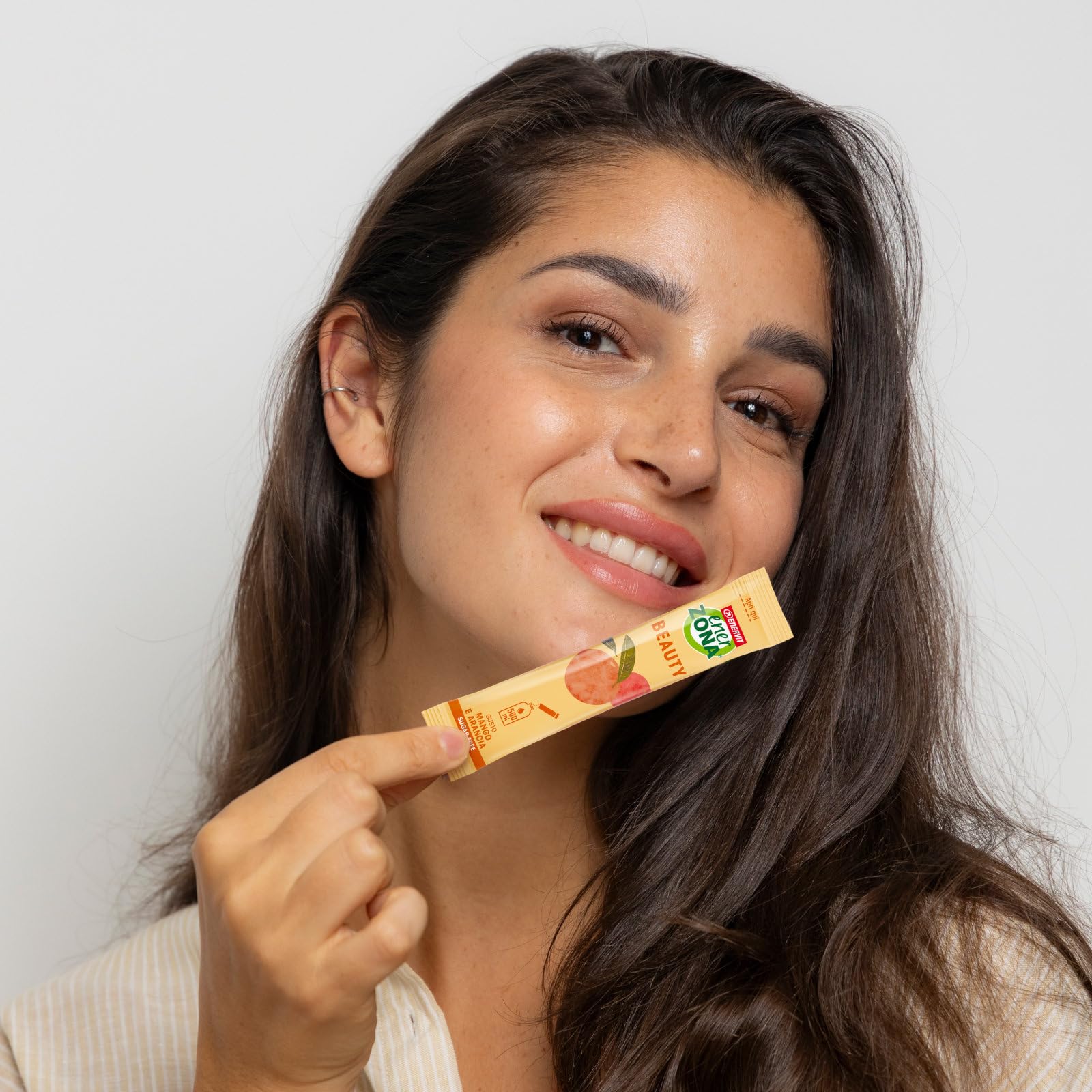 Enervit EnerZona Care Beauty, Integratore Alimentare con Collagene Idrolizzato VERISOL, Formazione di Collagene, 20 Bustine, Zero Zuccheri e Zero Calorie, Gusto Mango e Arancia, Senza Glutine