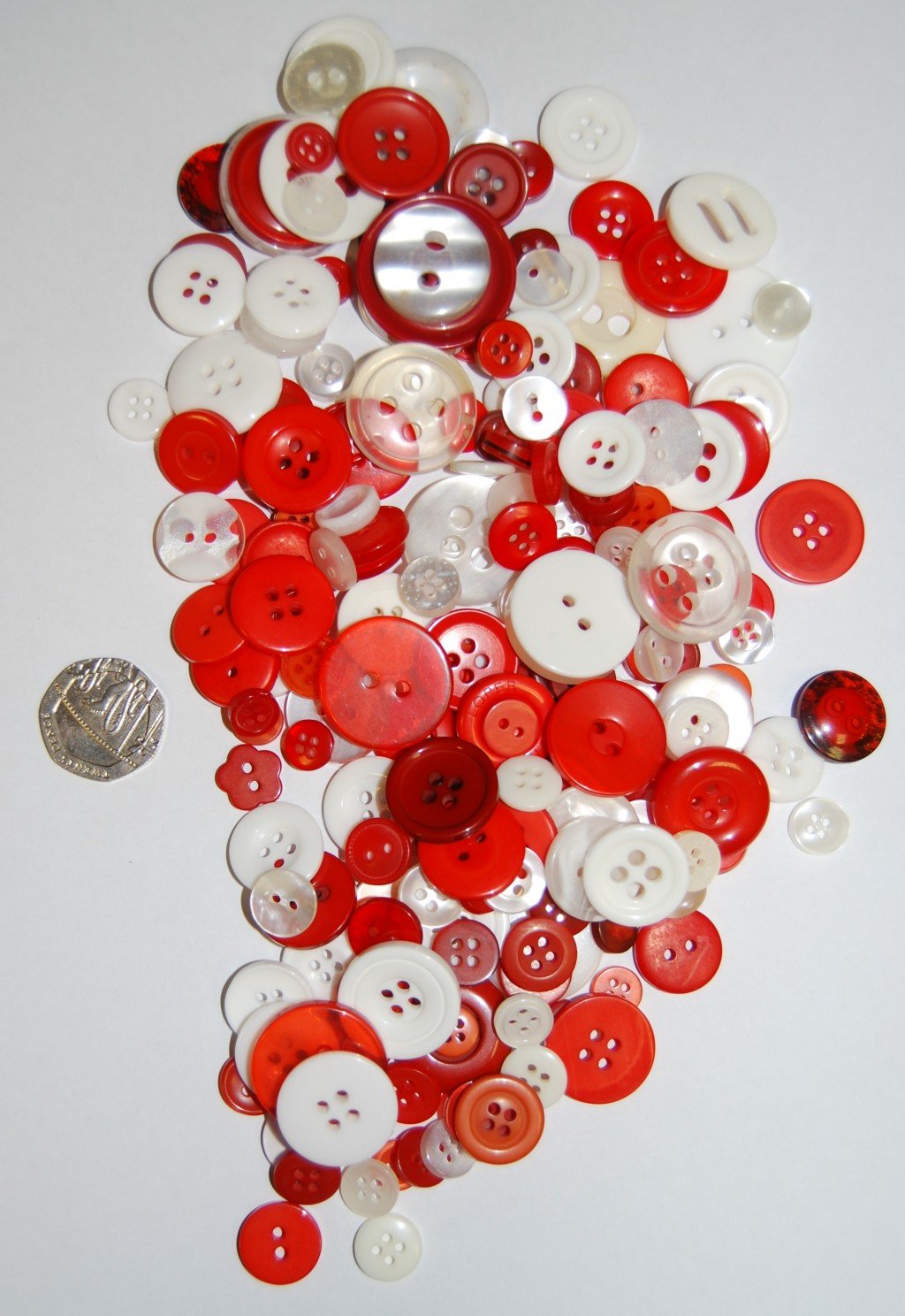celloexpress Pack of 100g - RED & WHITE BUTTONS - Mixed Sizes of Various Red and White Buttons for Sewing and Crafting