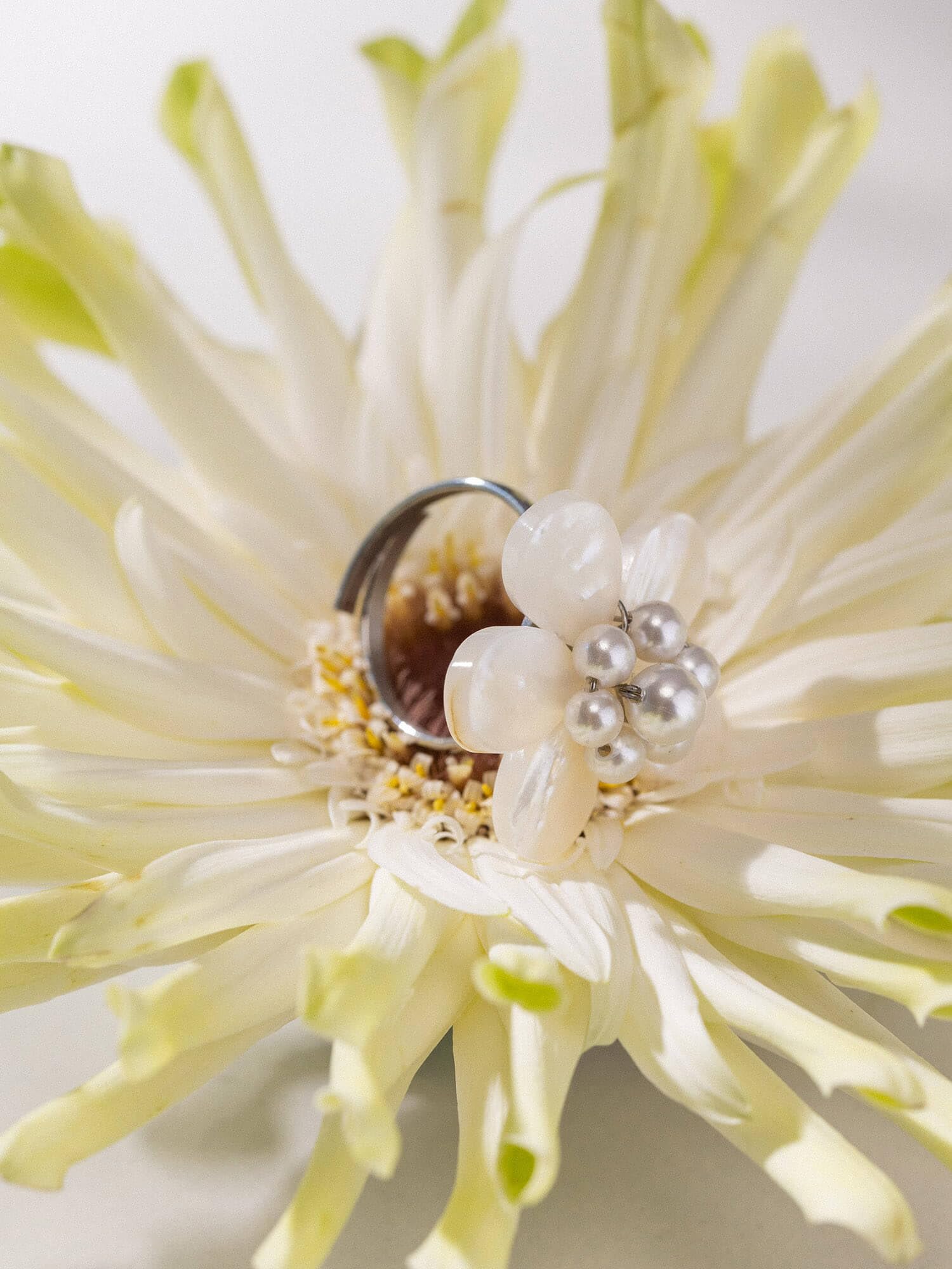 Purelei Pearly Flower Ring für Damen, Edelstahl Ring mit Muschelperlen, floraler Statement Ring mit verstellbarer Ringschiene, in S/M und M/L