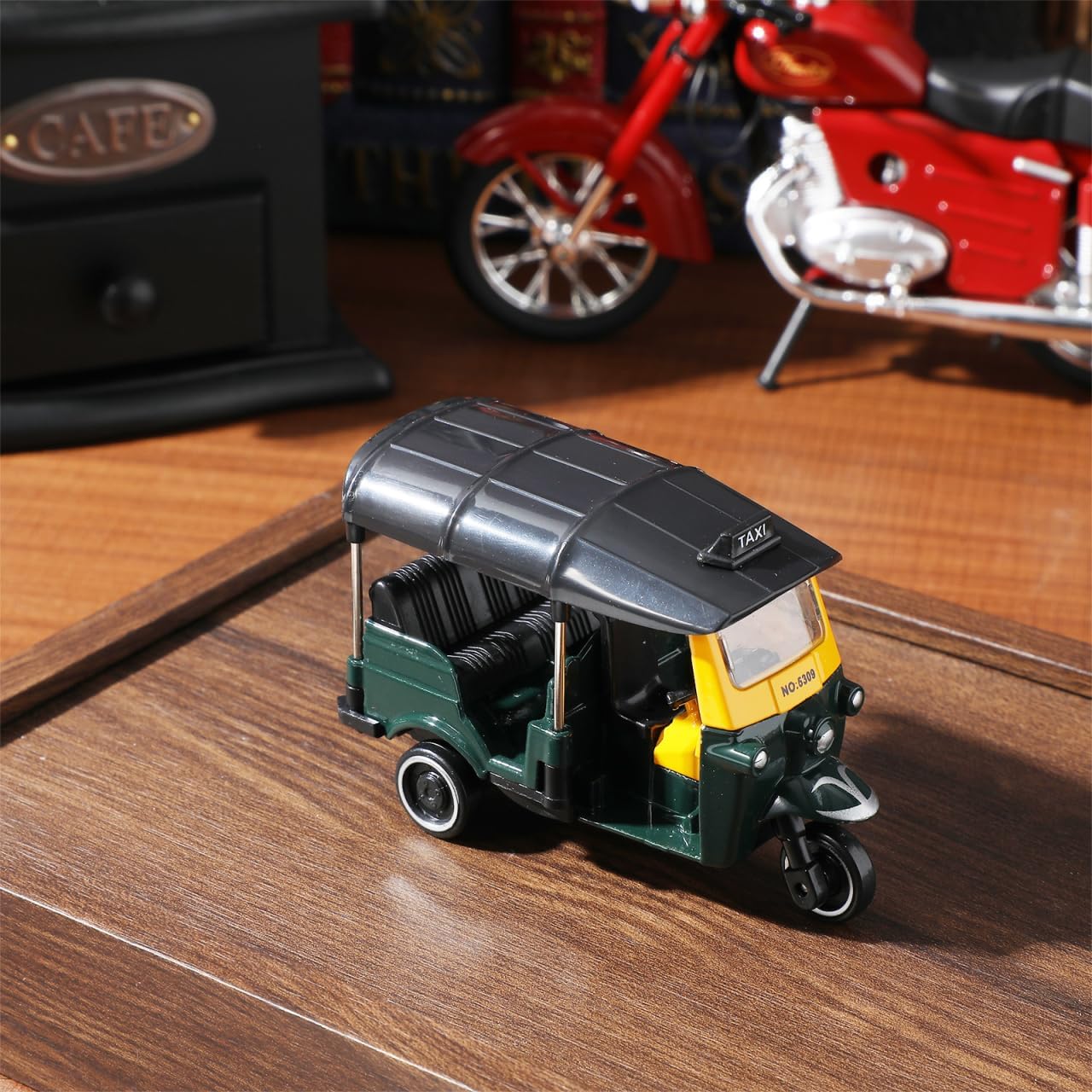 SOIMISS Miniature Thai Tricycle Model 3.14In Retro Vintage Desktop Ornament Small Alloy Rickshaw Figurine for Home Office Decor