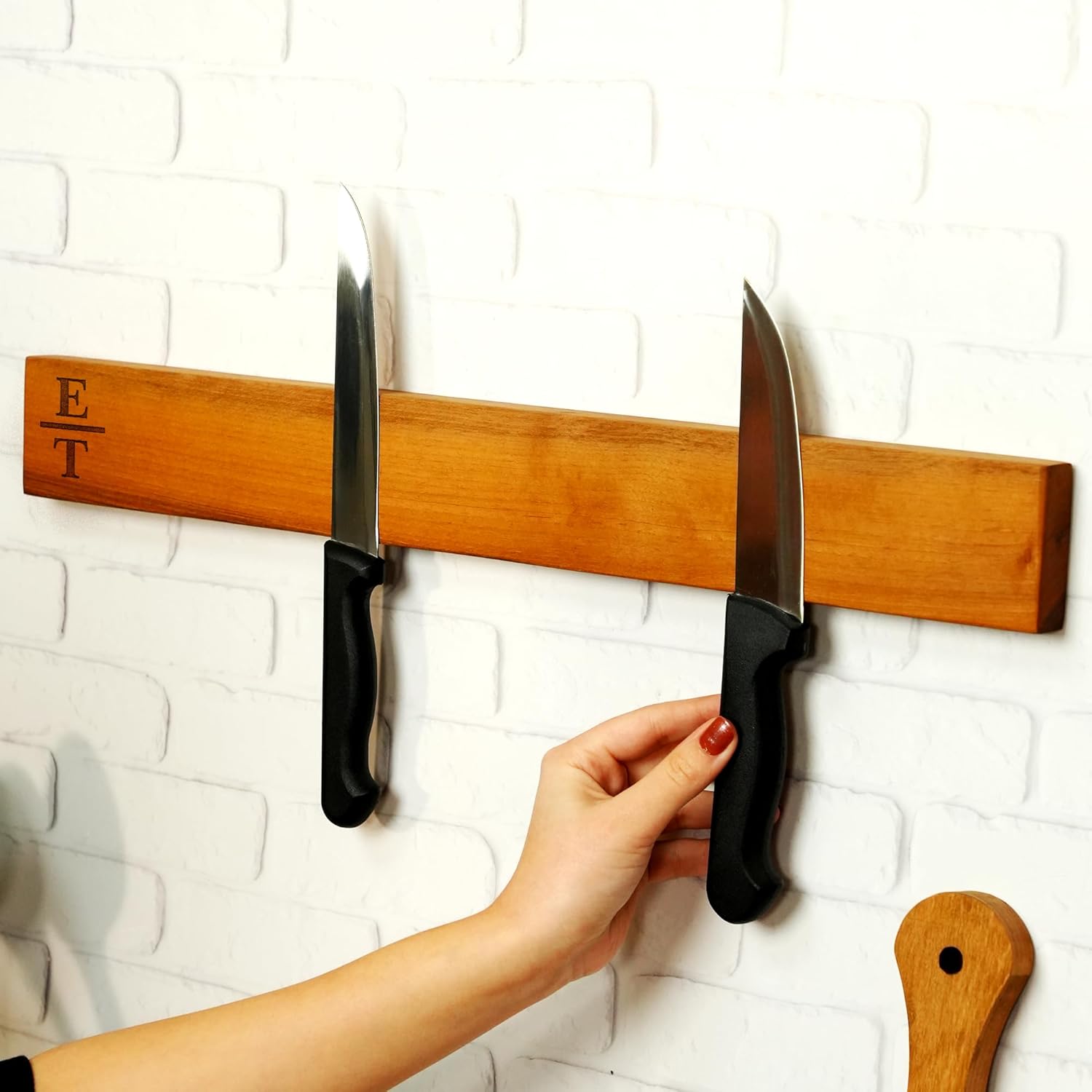 Custom Live Edge Walnut Knife Strip – Engraved Magnetic Wall Rack with Family Name – Handmade Kitchen Display Piece – Personalized Gift for Parents, Newlyweds or Housewarming