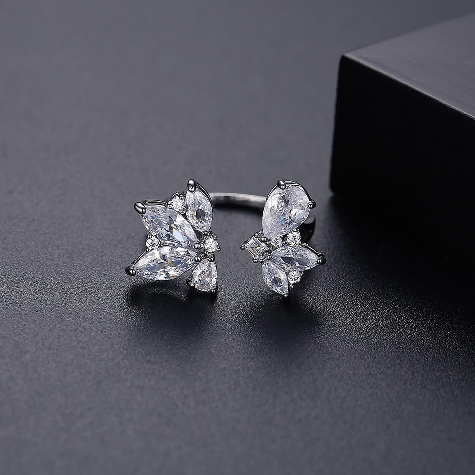 Wycian Pierścionki zaręczynowe Moissanite białe złoto pierścionki 18-karatowe niemetalowe pieczątki (tylko moda) otwarte z motylem cyrkonia sześcienna rozmiar H 1/2 proste dla cioci biżuteria na