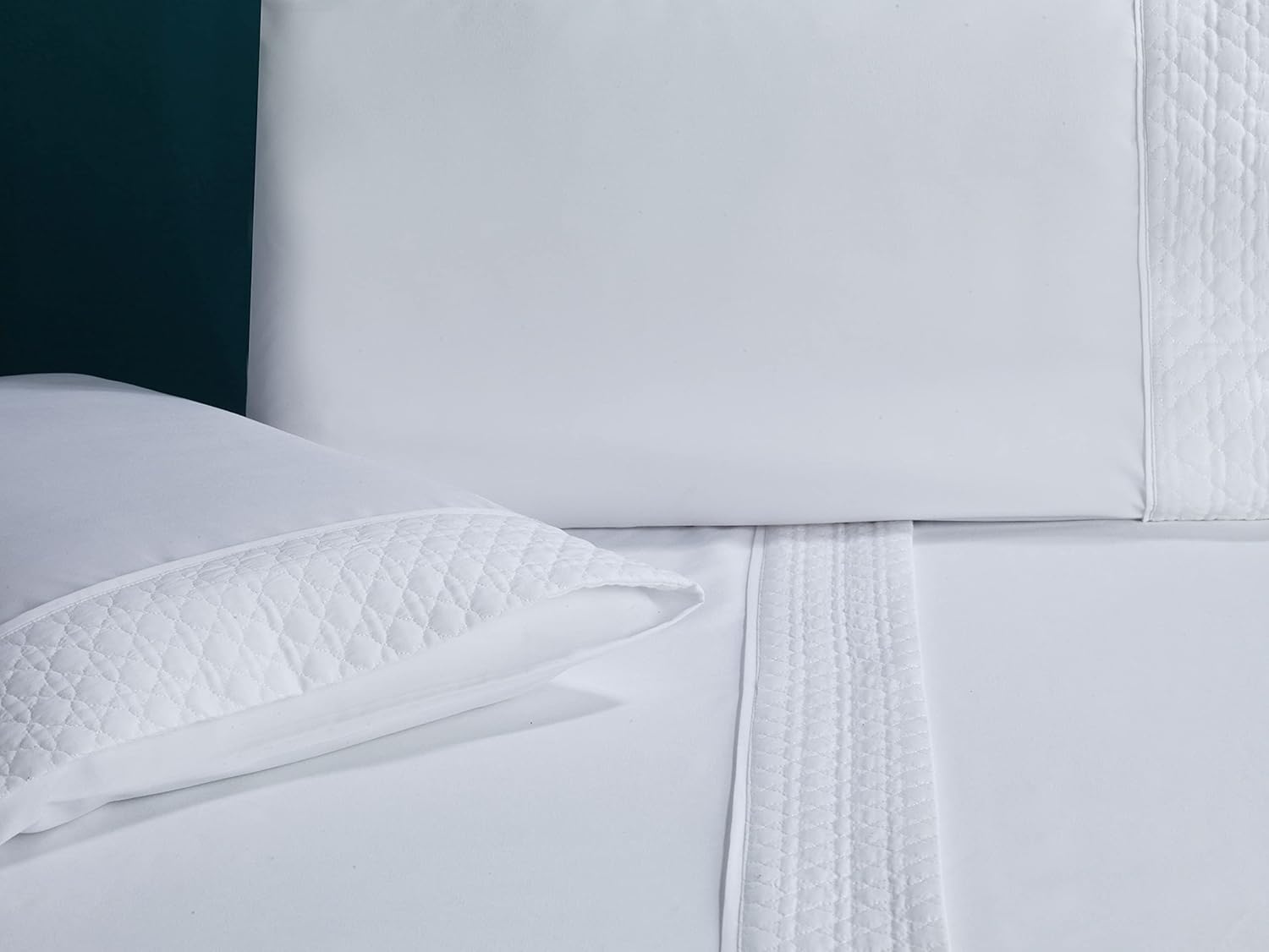 Elegant Comfort Luxury Soft Coziest 3-Piece Bed Sheet Set 1500 Thread Count Egyptian Quality Wrinkle Resistant Beautiful Quilted Design on Flat Sheet and Pillowcases, Twin/Twin XL, White