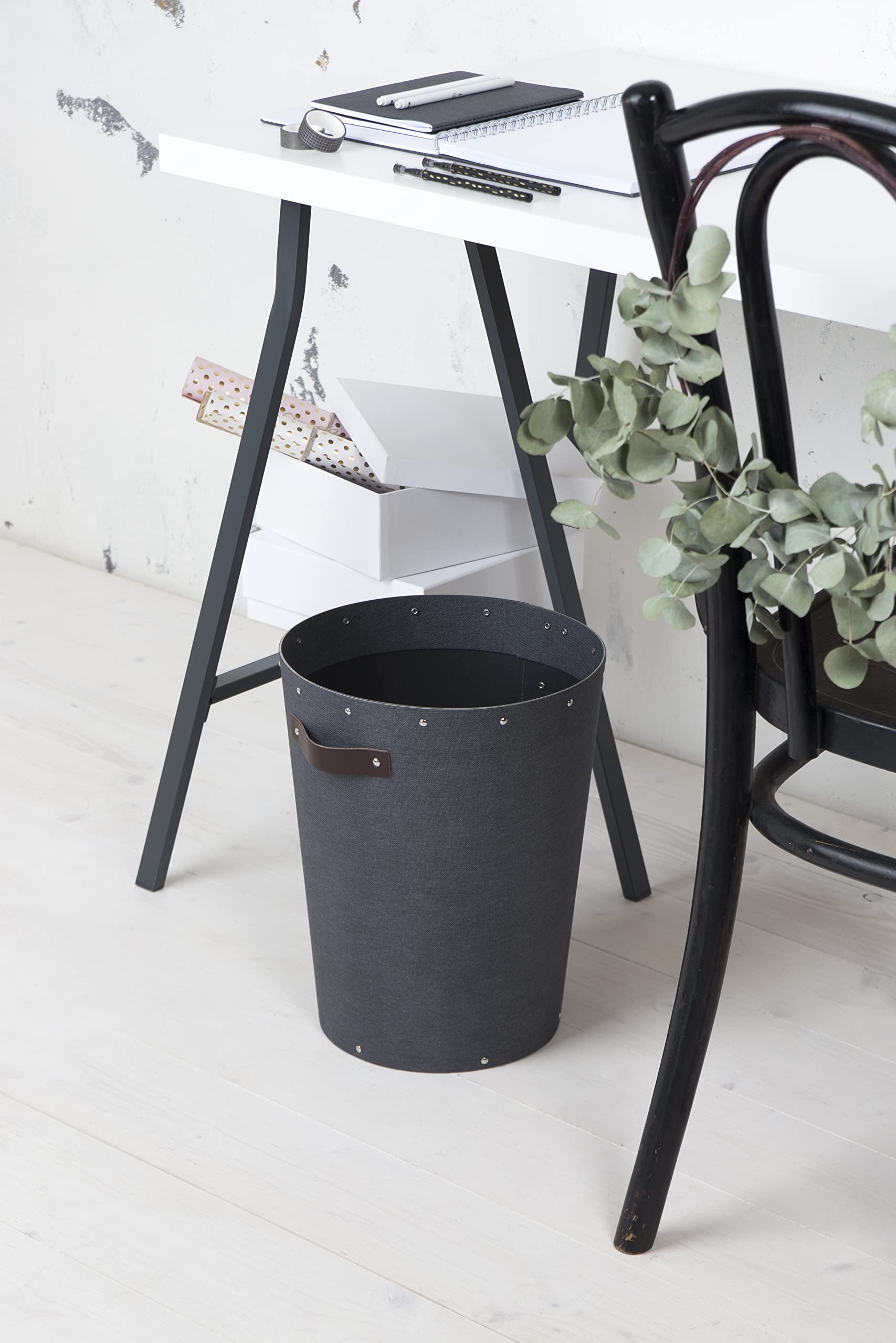 Bigso Box of Sweden Kosz na śmieci do biura – kosz na śmieci z uchwytem skórzanym do nowoczesnych wnętrz – kosz biurowy z płyty pilśniowej z recyklingu, czarny