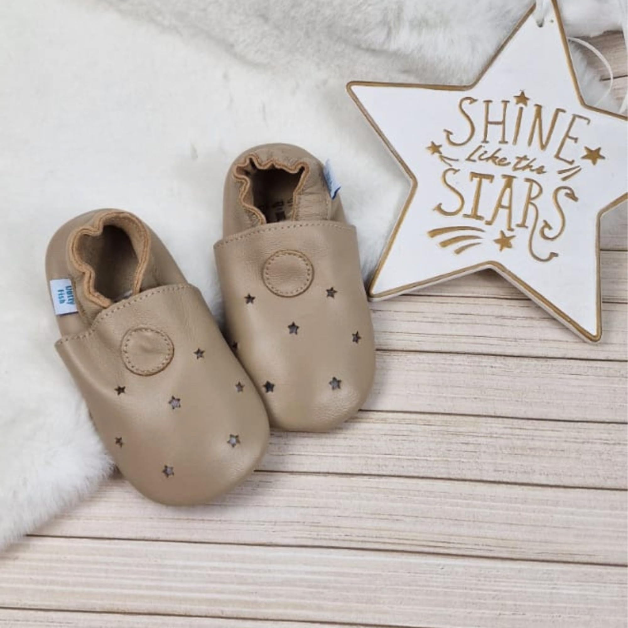 Dotty Fish Scarpine in pelle per neonati e bambini con suola in gomma. Scarpine leggere, flessibili e antiscivolo per i primi passi, marchio britannico. Bambini e bambine, taglie 18-24 mesi - 5-6 anni