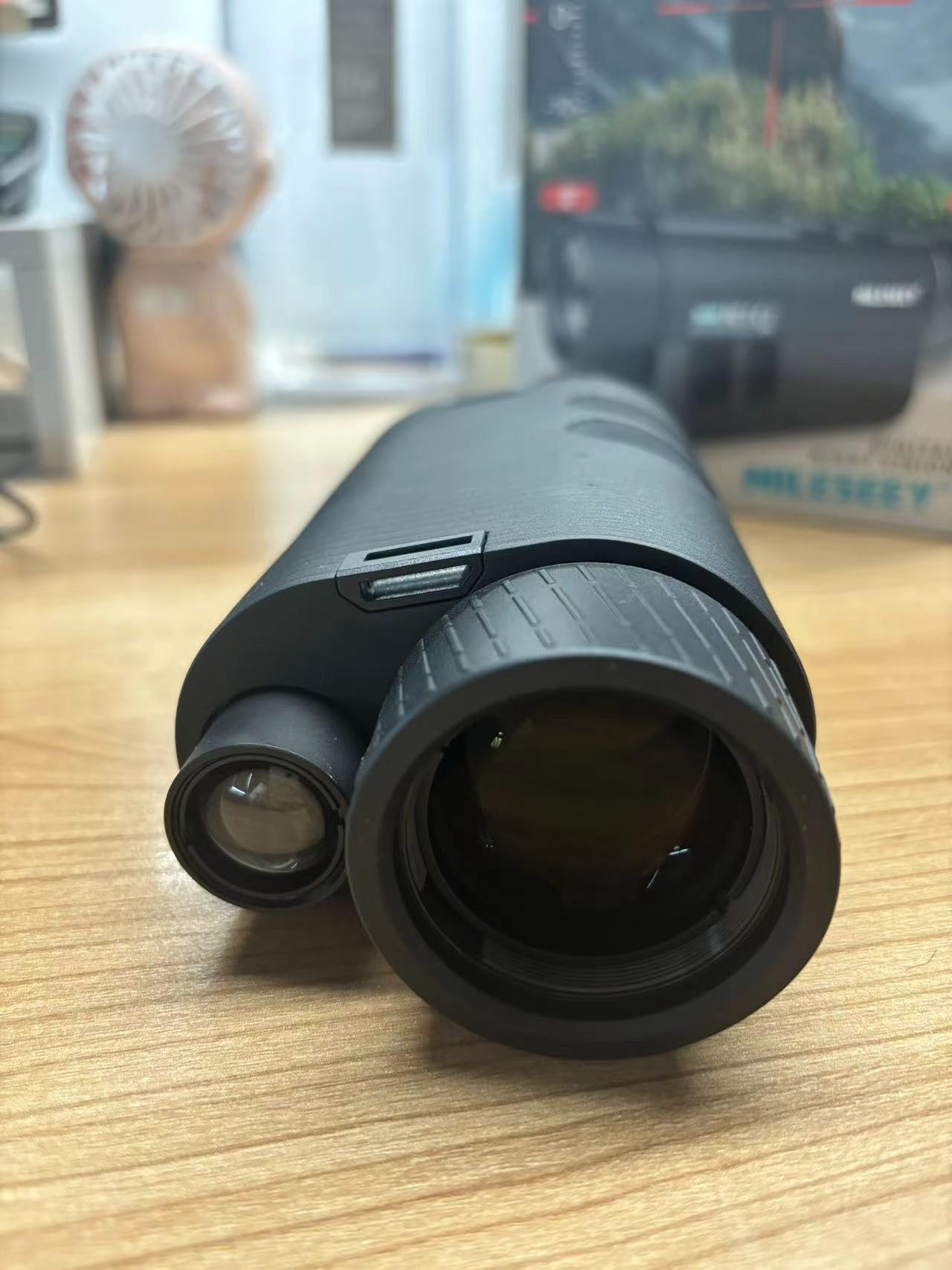 MiLESEEY Infrarot Nachtsichtgerät 2000mAh Akku 200m Foto Video Aufnahme Jagd Wildtiere 1,5 Zoll LCD Stativ