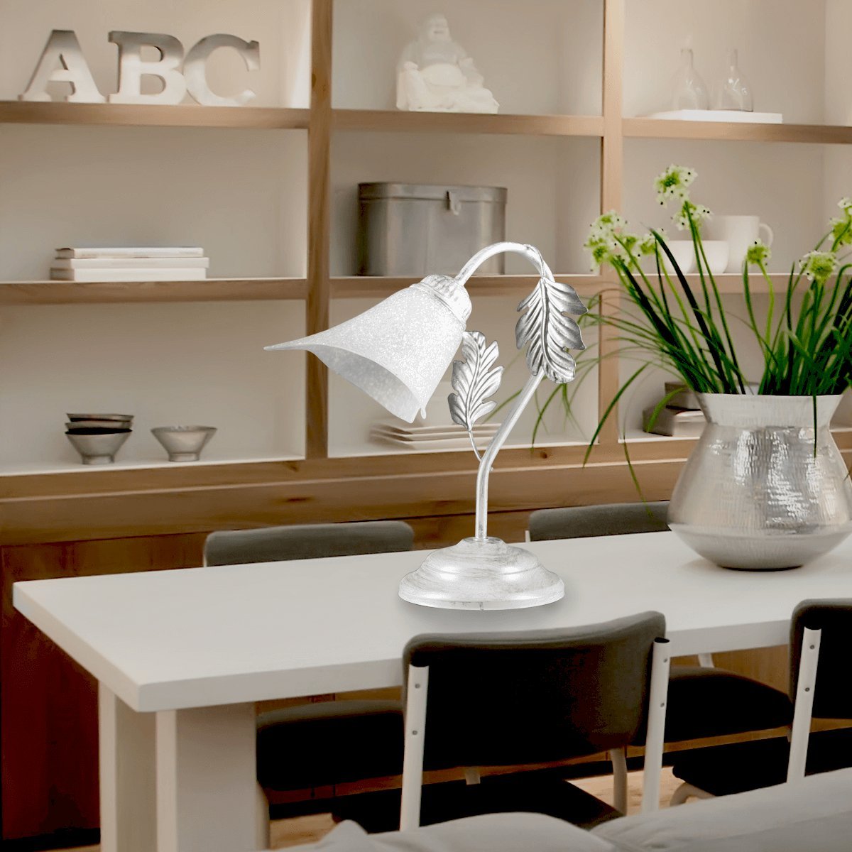 ONLI - Lampada da tavolo, abat-jour, per comò comodino scrivania Marilena bianca e argento. Dimensioni larghezza 29 altezza 35cm. Attcco 1 luce E14. Decorazioni foglie. Stile retro classico elegante chic