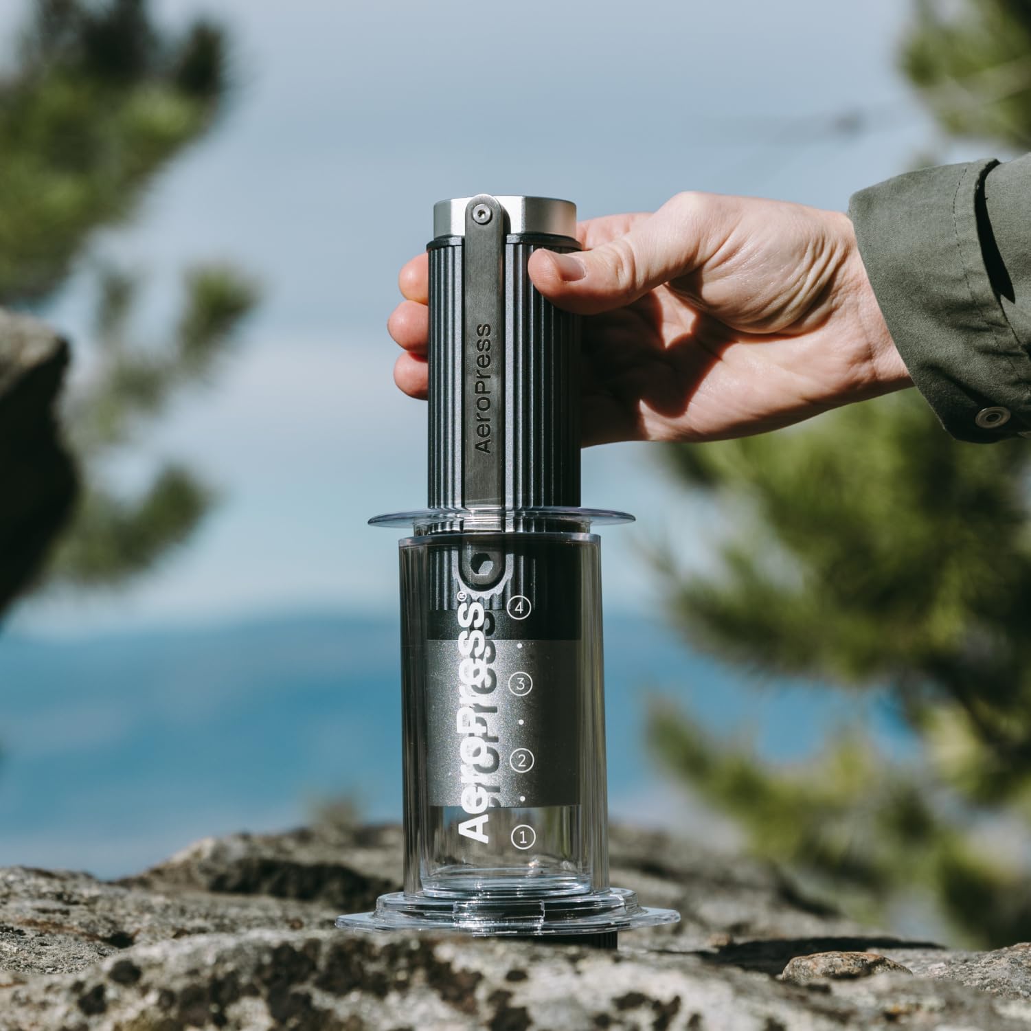 Ręczny Młynek do Kawy AeroPress - Przenośny młynek z korbką z tytanowymi żarnami stożkowymi, 60 ustawień mielenia, kompaktowy młynek podróżny do AeroPress, espresso i French Press