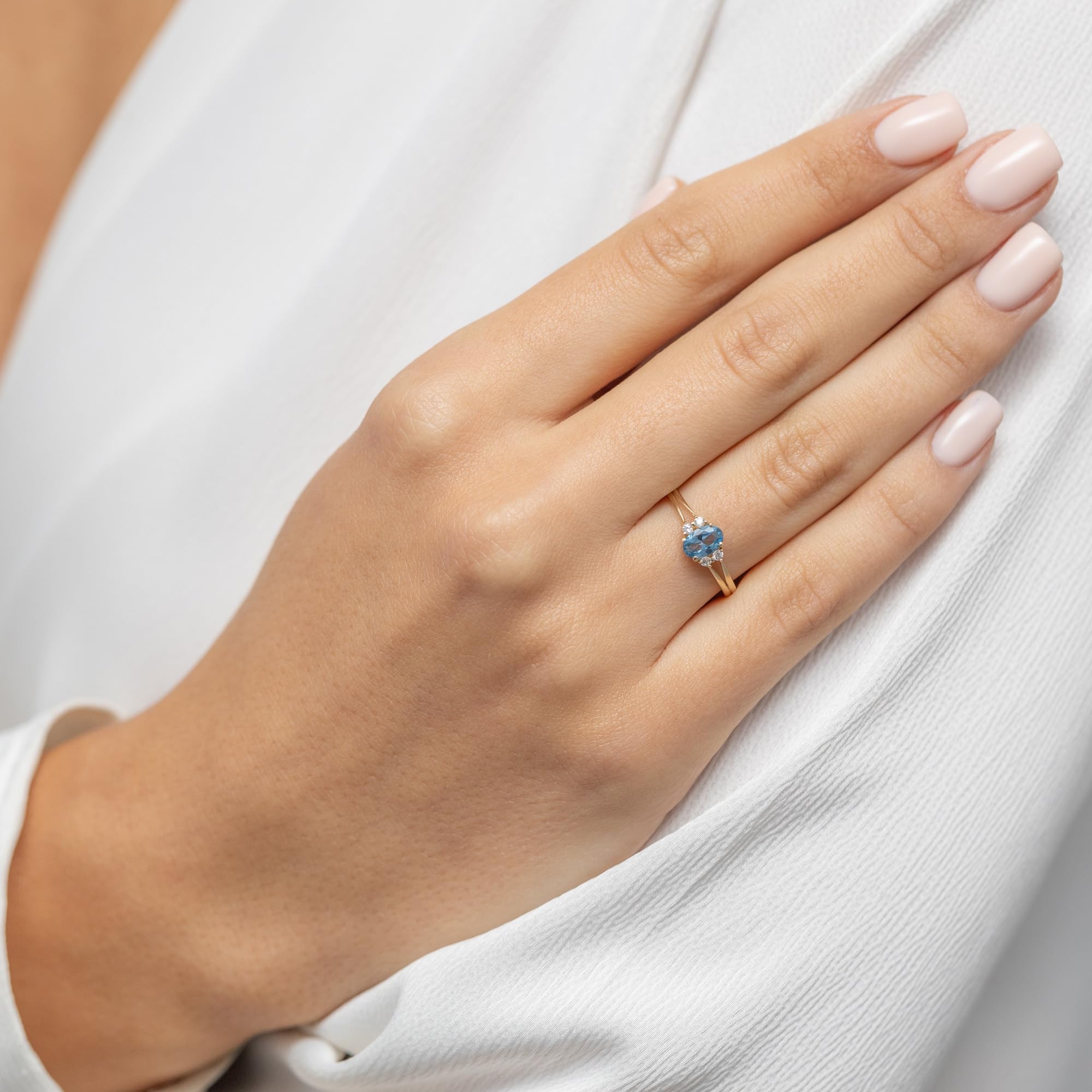 MARKO Goldring Damen 333 Echtgold mit blauem Zirkonia – 8 Karat Ring Gold Damen, eleganter Verlobungsring, Damenring mit Stein, Goldschmuck Geschenk für Frauen