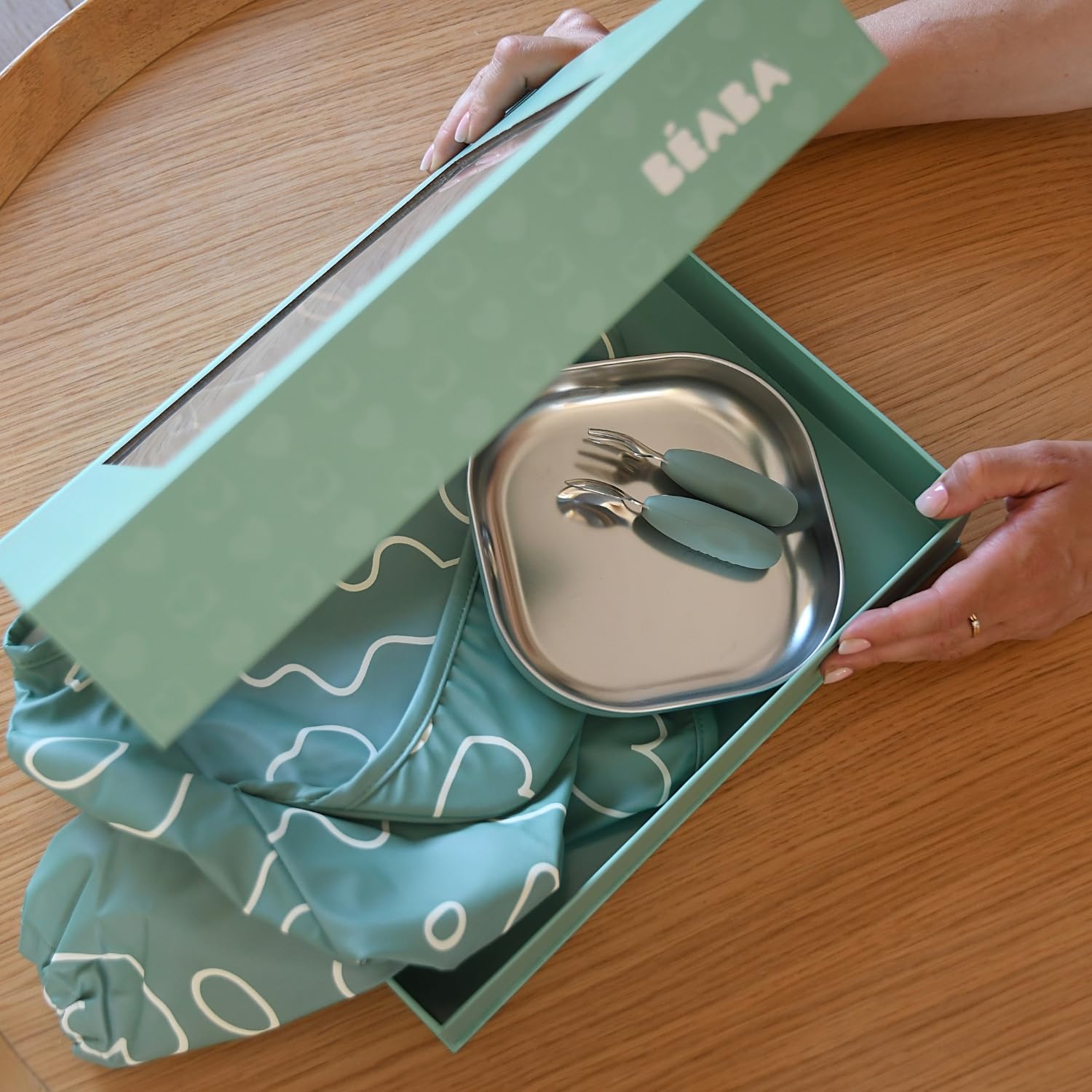BÉABA, Set de Comida Bebé – Regalo de Nacimiento Completo desde 4 Meses – Plato Inox Microondas, Cubiertos Ergonómicos, Babero con Mangas, Caja Recuerdo – Materiales Saludables/Duraderos, Verde Salvia